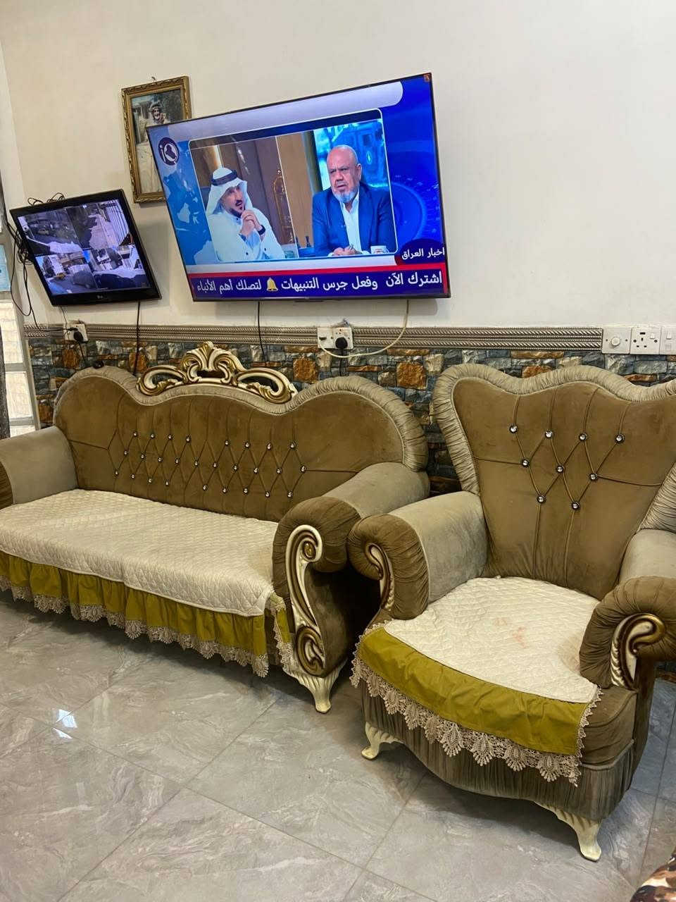 تخم قنفات (حفر ملكي) مستعمل نظيف جداً للبيع• الحالة: نظيف جداً وبحالة ممتازة والأسفنج قوية مابيها أي خسف (نفس الصور تماماً).• التصميم: دوشمة كابتونيه دكم، مع إطار حفر أبيض وذهبي ملكي.• السعر: 400 ألف دينار (وبيه مجال للشراي الجاد).• الموقع: بغداد / شهداء البياع. رقم الهاتف ***********
