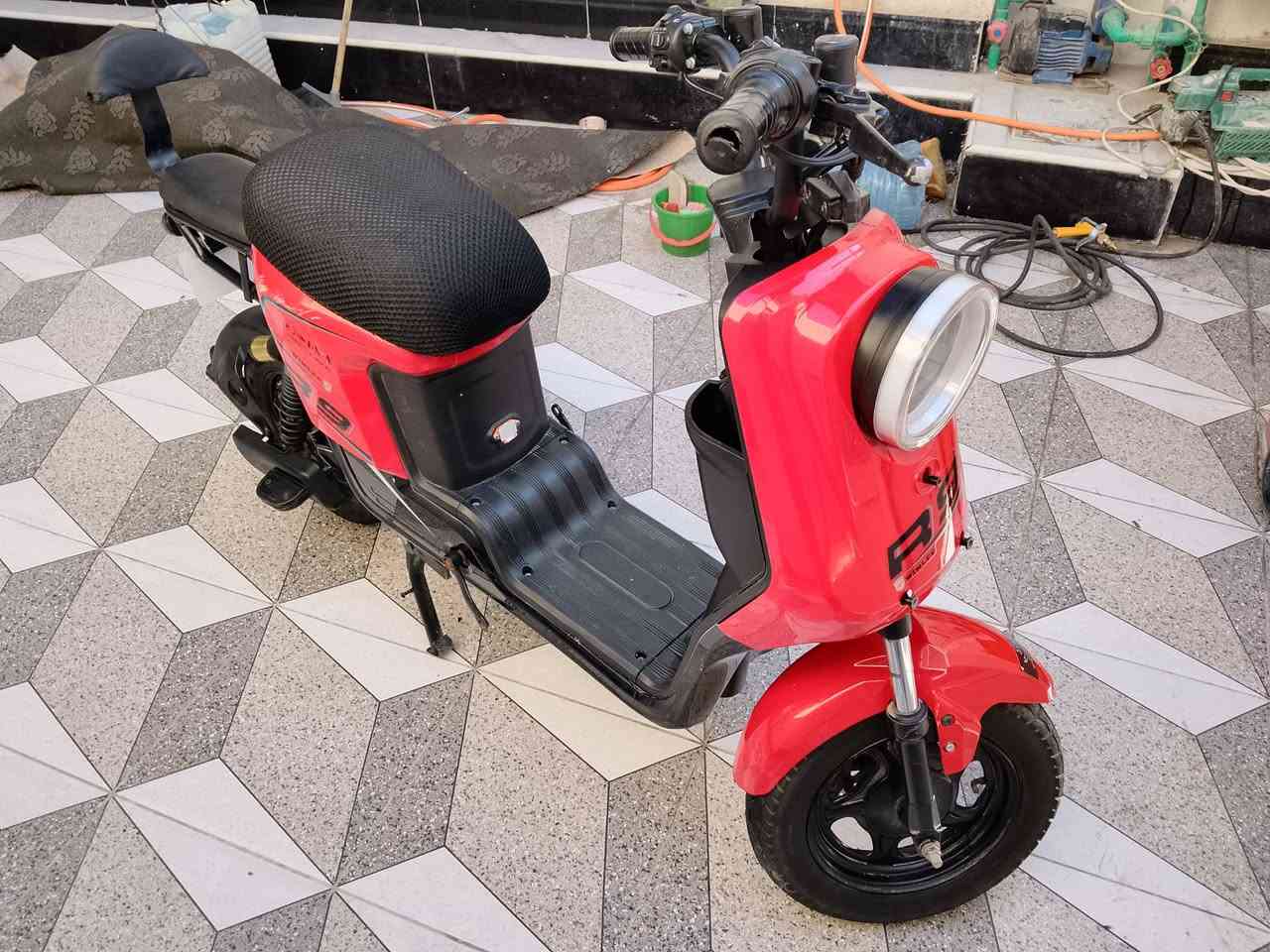السلام عليكم 
دراجة R9 2024  ونلي 3 نمر
 سرعة حقيقي 65 
 5 بطاريات 2026 بحالة ممتازة 20A
 دراجة نضيفة مال بيت 
كهربائيات شغالة
بركيات شغالة 
نقص برغي مابيه شغل واطلع وين ماتريد 
السعر(((( 315 ))))الف وبيه مجال 
العنوان البصرة شط العرب 
الرقم 
***********
الدراجة احلة من الصور بهواي
