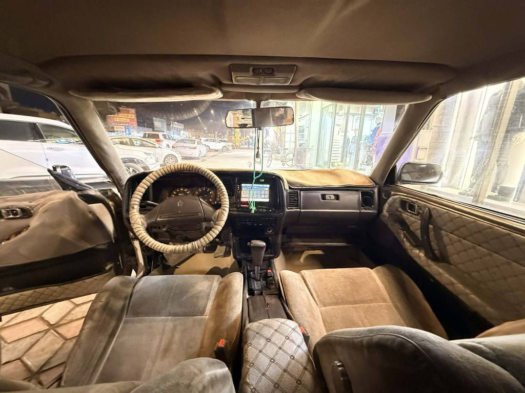 السلام عليكم كراون هارتوب مديل 95 رقم انبار انكليزي سياره مكفول من كص ونقل الجثه ومن العيب الشرعي مداور اي محافظه يعجبك  لون ابيض سياره حلوه تبريد شغال بيه محرك راس الثور 2500 فيشتين السعر 42 وبيه مجال بسيط للاستفسار الاتصال ع رقم ***********  مكان السياره بالعباسيه النجف, العراق
