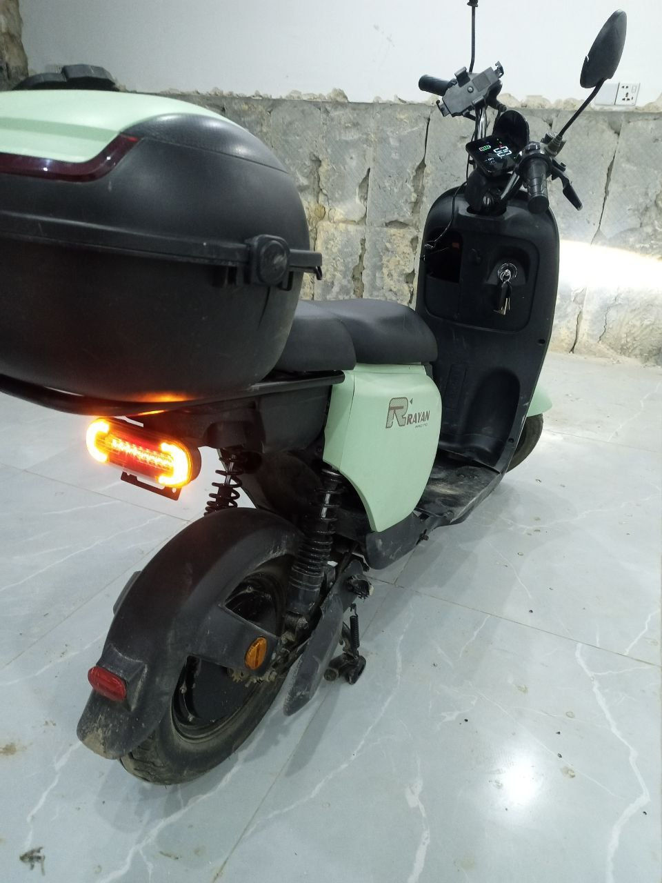 السلام  عليكم 

توفرت دراجة شحن الريان  بوليس الاقوة من الR9. 

 جديد ومستعمل 

المستعمل قطعة وحدة بيهة ضربة بالقطعة الجوا الرجل  

المواصفات 

ملف كبير بقدرة 1200 واط 

سرعة 60 مع الوزن عند امتلاء الشحن 

٥ بطاريات دبل وليس صغير 

ومسافة  من 35 الى 45 كيلو متر خلال الشحنة 

4 سرع  منفذ شحن وقاعدة تلفون  

باقي المواصفات معروفة 

سعر الدراجة الجديدة 700الف

سعر المستعملة 330 الف 

ويوجد نسخة بطاريات ليثيوم

***********
