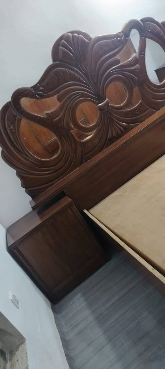 السلام عليكم
غرفه نجاره عراقيه شغل تكمه وثقيل 
ما بيه اي نقص مصبوغه وملمعه 
مكاني الضلوعيه .اي استفسار *********** اتصل
