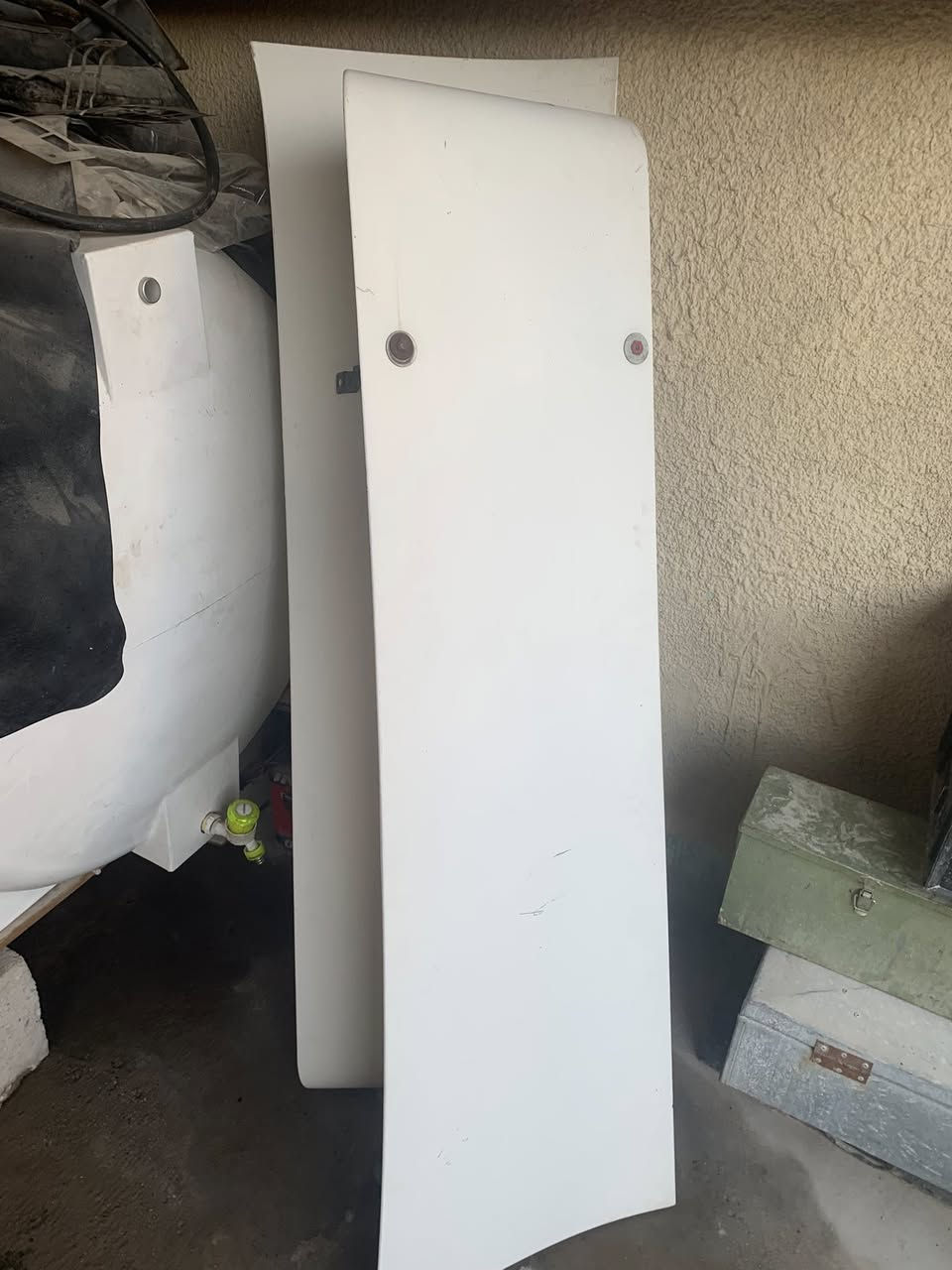 السلام عليكم للبيع كاسحه وزعانف سكانيا ٢٠٠٧نص دغداغه كاملات جيب وشد مكانهن لبصرة الزبير سعرهن ٧ورقات وبيهن مجال لشراي ***********
