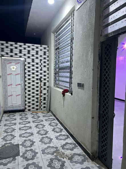 بيت زراعي مساحته 100متر ركن بيه وصل تطويب منطقة السبل نزله الأولى قريب على تبليط خدمات ماي ومجاري وكهرباء  بناء جديد كله طابوك وسكف صب كونكريت مسلح بيت جاهز ستوه مخلص بناء سعره 48 وبيه مجال الشراي الاتصال ***********
