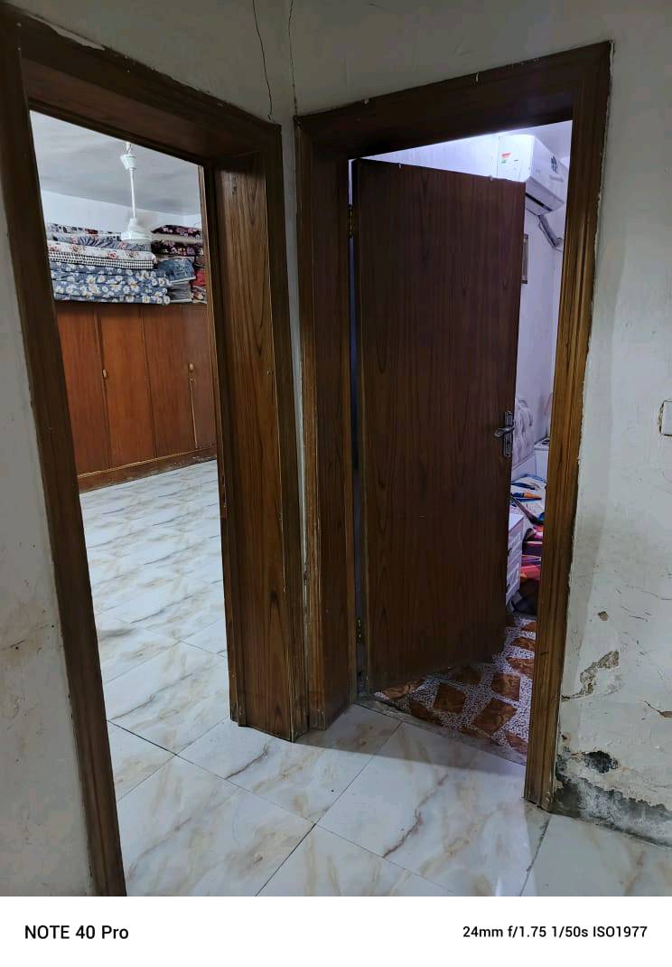 السلام عليكم بمناسبه قروب شهر محرم الحرام فرصه ذهبيه بيت للبيع المساحه 100مربع يحتوي على 2غرف نوم وصاله مفتوحه ع المطبخ واستقبال وصحيات خارجيه وداخليه سند 25الموقع جدا ممتاز قرب الامام عون بفرع حلويات ودهين ابو علي النجفي يصلح للسكن او حسينيه ع طريق بغداد السعر النهائي 65 كافه الخدمات تبليط مجاري كهرباء ماء مدارس اسواق مركز صحي شنو تريد كله يمك للاستفسار الاتصال او المراسله ع الواتساب *********** علما البيت ناصي بناء بلوك سقف عكاده