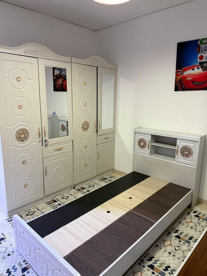 السلام عليكم غراض شقه للبيع كاونتر عدا الاجهزه غرفه طفل وغرفه نوم مع تخم  الغراض نضيفه 
***********
