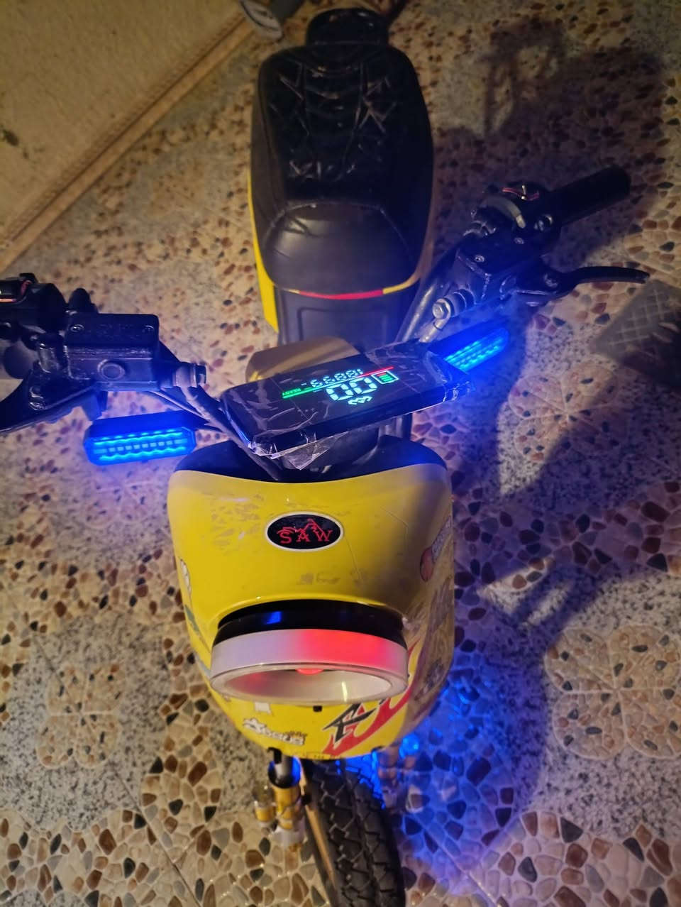 سلام عليكم دراجه للبيع R9 دراجه نضيفه ما بيه اي شي مكاني بصره ابو خصيب الرقم واتساب ***********
السعر 350 وبيهه مجال
