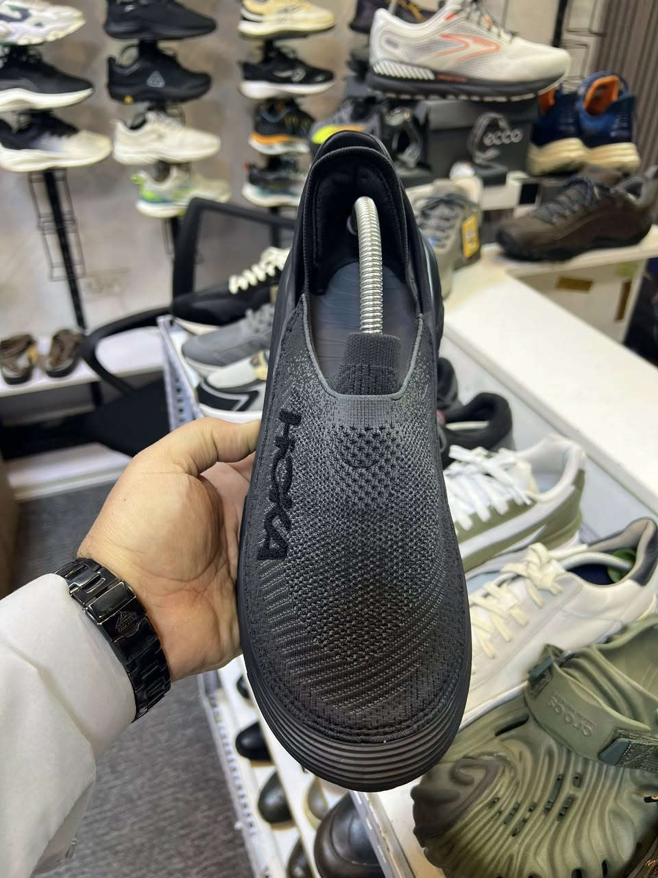 ماركه هوكا جفت وكاله جديد اورجنال طبي خفيف جدا مريح
…………… قياس46 يلبس45………. طول القدم29


**إذا كنت صاحب هذا الإعلان وتريد حذفه لأي سبب، رجاءا أرسل رسالة إلى الدعم الفني**