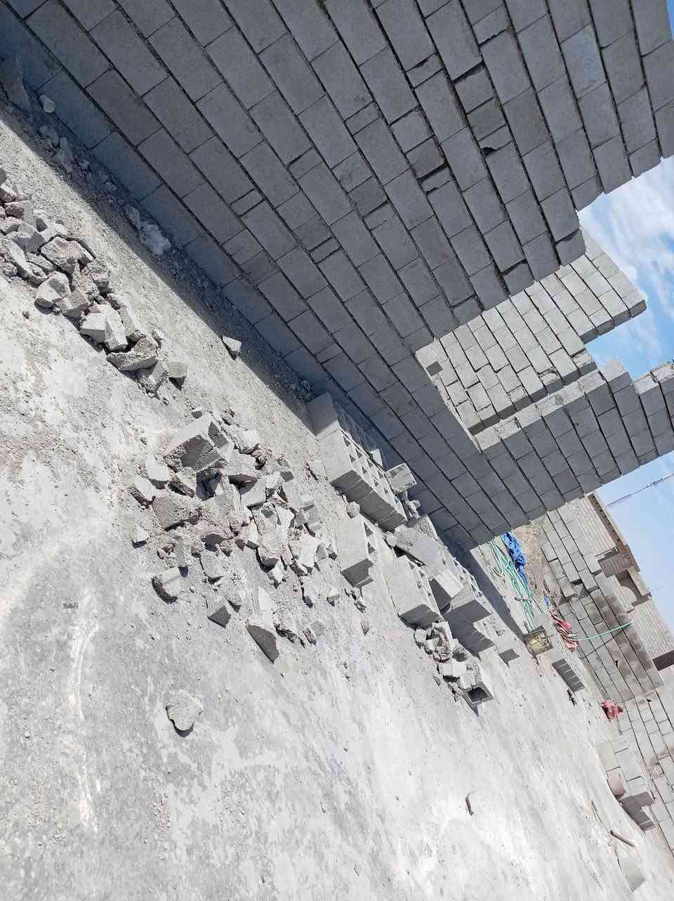 يوجد خلفة بناء ليريد يتصل عل رقم ***********
