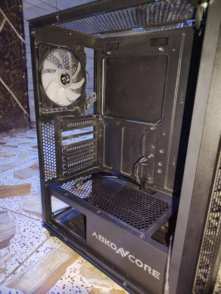 سلام عليكم كيس للبيع مع اربع مراوح CASE rgb 4fan T250 ABKOAVCORE سعر. 70الف بيه مجال مكان بغداد للاستفسار ***********
