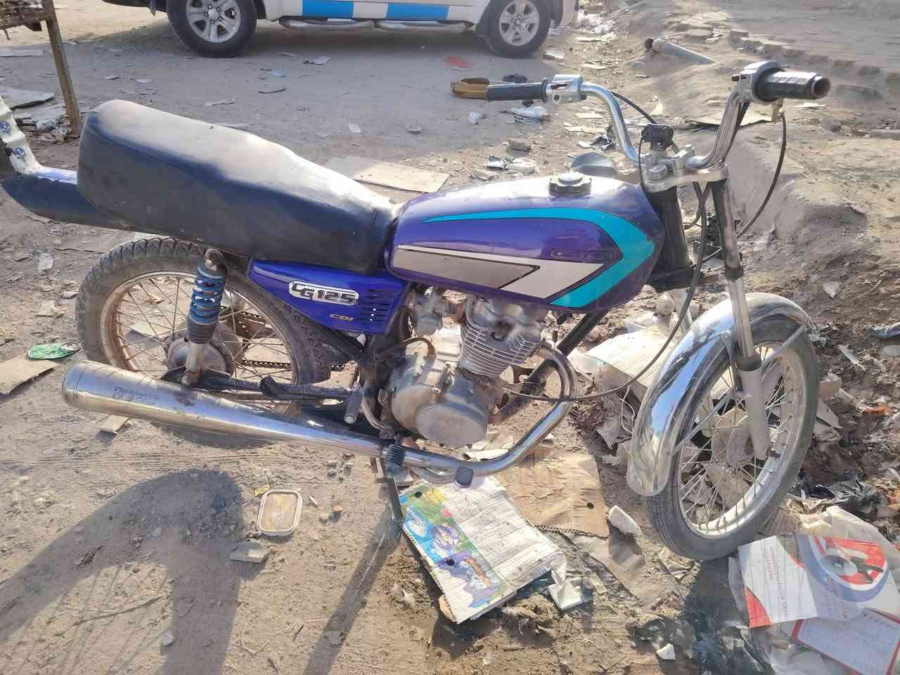 السلام عليكم دراجه للبيع تعمير 24  شاصي مديل 14 اوراق اصولي
السعر 450 وبيها مجال رقم بي  واتساب  ***********
