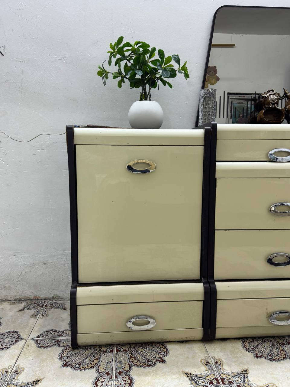 غرفه تركي للبيع السعر 700 وبيه مجال العنوان بابل المركز م  ***********
