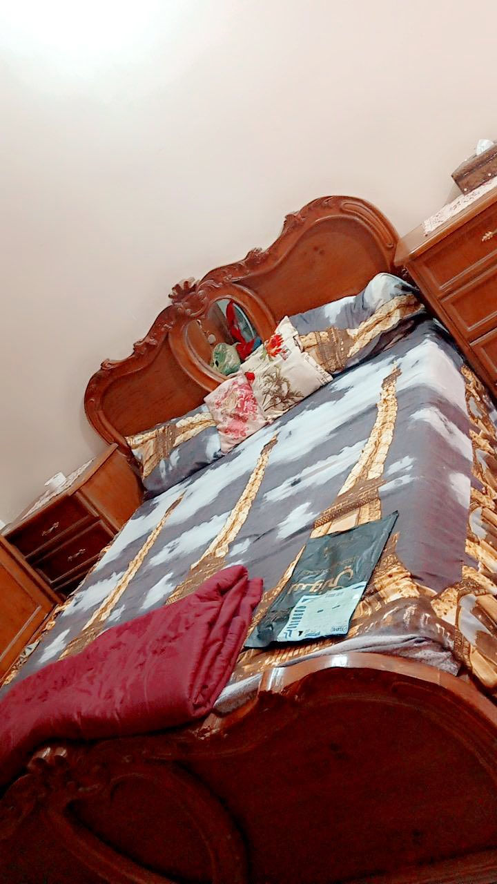 السلام عليكم غرفه اخشاب ثقيلة صاج تفصال عراقي رايدتها ب٨٠٠ وبيها مجال للشراي ونضيفة جداً ***********
