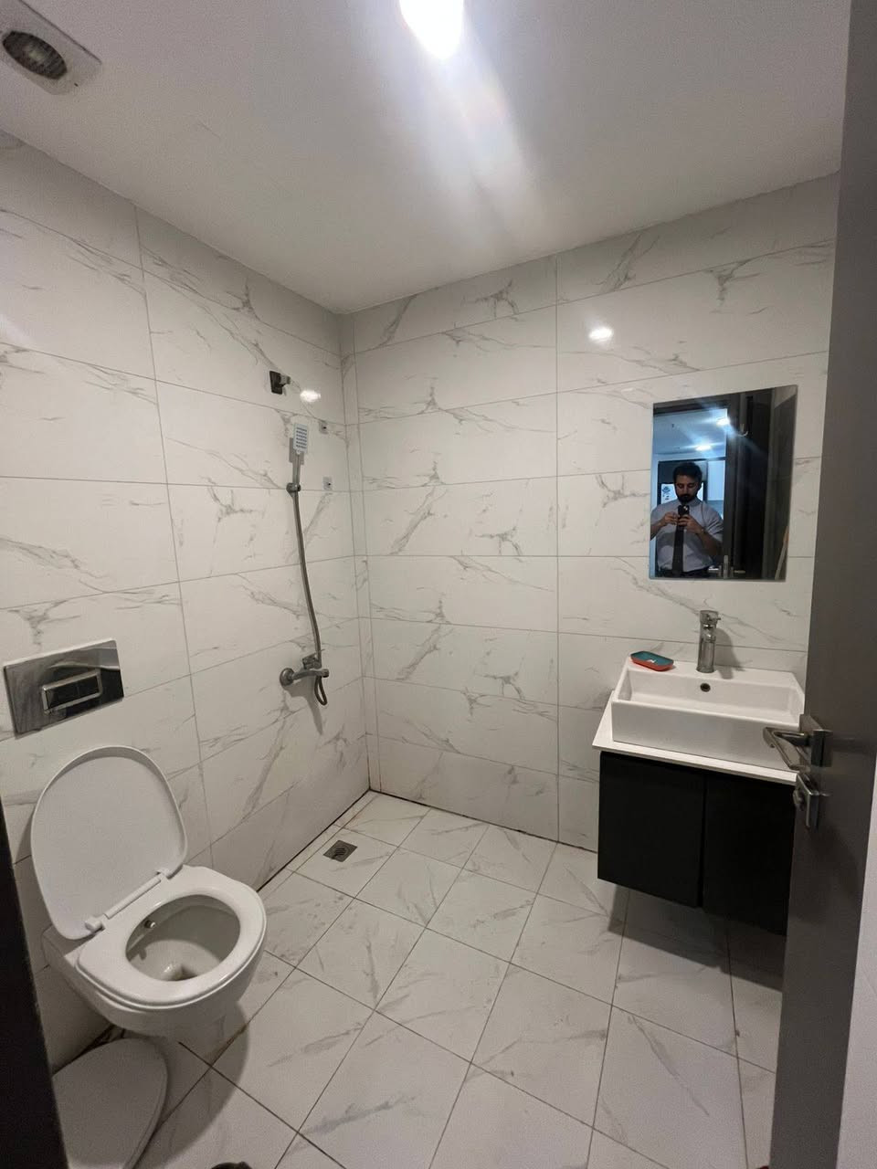 ✨🏡 شقة مميزة للإيجار في لايف تاورز 🏡✨
📍 لايف تاورز – أربيل 🛏️ 1+1 🍽️ مطبخ عزل (منفصل) 💰 الإيجار الشهري: 400$

🔥 عرض خاص لفترة محدودة: عند دفع 3 أشهر مقدماً يصبح الإيجار 350$ شهرياً فقط.

✅ تصميم عملي ومريح ✅ موقع حيوي وقريب من الخدمات ✅ مناسبة للأفراد والعوائل الصغيرة ✅ جاهزة للسكن فوراً

📞 للحجز والاستفسار: ***********

📱 واتساب وڤايبر متوفر
