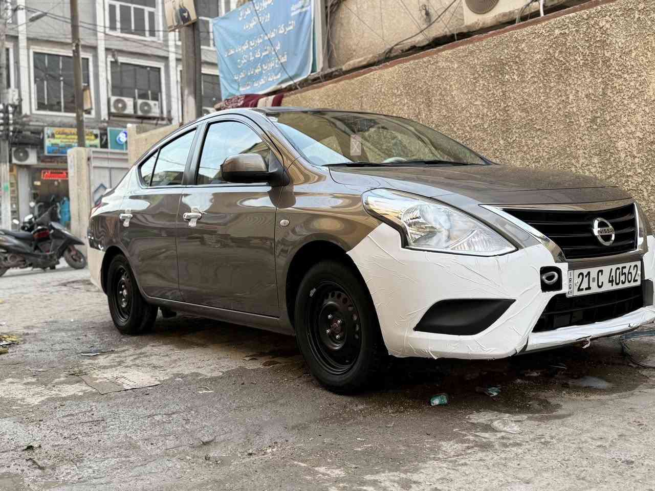 بلعافية ؏ــــلىٰ ياخذها
سلام عليكم نيسان صني موديل 23 ماشية 50 توها 
سيارة مكفولة كفالة عامة من عدة جاملغ الايسر بي اقل لشبر بارد سنوية بشهر 11 استلمتها جديدة رقم سليمانية 

السيارة مزودة
بسماعات اصلية 
شاشة حجم كبير الاصلي 
كامرة خلفية دوارء 
سيارة مدوشمة عام حته صندوك 

للجمالية خليف لفابلون تريد شيلة دعامية مثل مابلصورة سيارة احلى من لصور ونظيفة ڪـــلش 
تعالي واتساب ادزلك فديو لها ( *********** )
مكاني بغداد لحرية كاظمية عارضها 117 وبيها مجال بصيط حك جية
