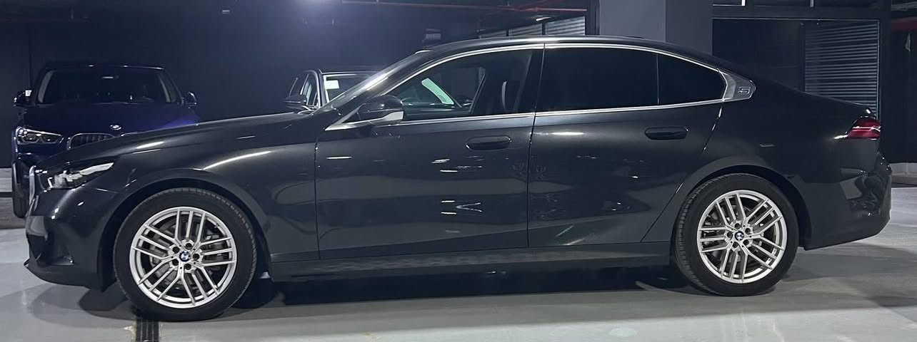*BMW 520i Lux | موديل 2026*
- *اللون*: Sophisto Grey 
- *العداد*: 29,000 كم
- *الحالة*: بروتيكشن بالكامل
- *الرخصة*: سنة - مرور القاهرة
- *المعاينة*: التجمع الخامس
- *التقسيط*: متاح بأنظمة سداد مختلفة
- *للتواصل*: 01062000300


**إذا كنت صاحب هذا الإعلان وتريد حذفه لأي سبب، رجاءا أرسل رسالة إلى الدعم الفني**