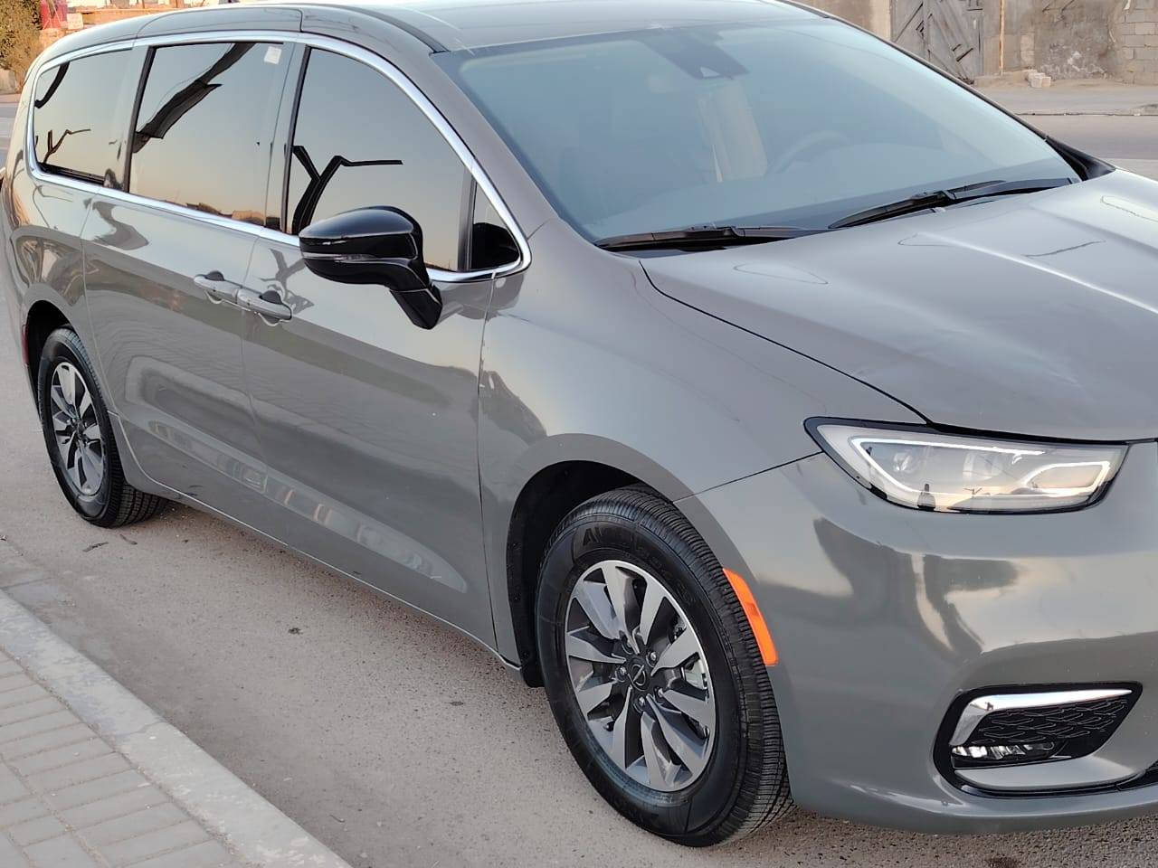 من رخصة الادمن
#المركبة  :  كرايسلر باسفيكا هايبرد لون سمنتي مميز موديل 2024 فول مواصفات عدى الفتحة
تترقم جميع المحافظات 
رقم مجاني 
*** ثلاث انظمة شحن خارجي +  هايبرد+ بنزين
الشحنة الوحدة تمشيك من 60الى80 كيلو يعني بالداخل ماتصرف قطرة بانزين

#الضرر    : مرفق الصور الحادث 
#التصليح : بارد قليل بالبنيد وشوية بالچاملغ
#السعر   :264ورقه مع المجال

#المواصفات  :
▪️ كرايسلر باسفيكا
▪️ محرك 6 سلندر 3600
▪️رادار امامي تفاعلي متعدد الاستخدام
▪️لايتات زينون عالي وناصي مع حاجب LED مع كشافات دعامية زينون
▪️ حساسات خلفي اصل 
▪️ حساسات الاجتياز الجانبية 
▪️ كشافات دعامية اصل 
▪️ بصمات كل الابواب وبصمة تشغيل وتشغيل عن بعد 
▪️كشن ذاكرة (خزن ميموري) لكرسي السائق
تدفئة كشنات +استيرن

▪️ كاميرا خلفية دوارة مع الستيرن 
▪️ باب جنطة كهربائي شفط 
▪️ ابواب جانبية كهربائية 
▪️ غرفة السيارة جلد اسود اصل 
▪️ تحكم كهربائي متكامل لمقاعد المقدمة 
▪️ شاشة دشبول كبيرة لمجموعة من الايعازات 
▪️ السيارة 7 راكب مع 3 قطع تبريد 
العنوان البصرة حي المهندسين

 الاتصال أو  وات ساب على :***********
