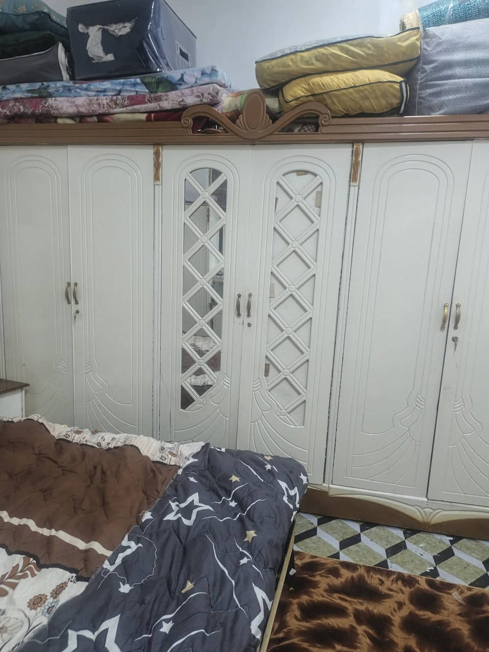 غرفة نوم للبيع سعرها 450 عنوان بغداد سبع قصور ***********
