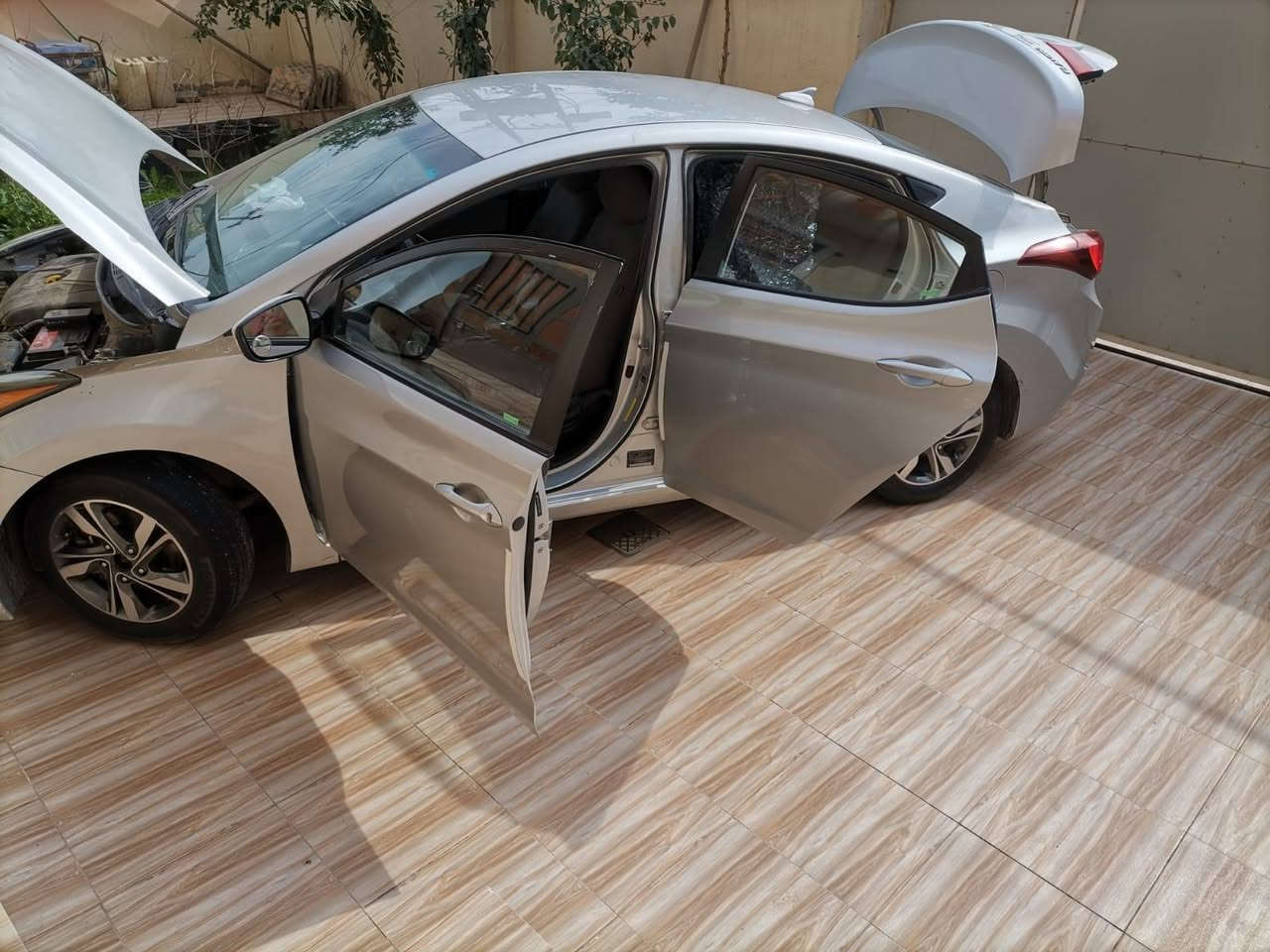 بسم الله الرحمن الرحيم
الانترا موديل ٢٠١٦ 
١-وارد أمريكي
٢-رقم بغداد
٣-محرك ١٨٠٠ دوش المرغوب
ضربتها الجاملغ وايرباك برده الخلفي طاك
للاستفسار ***********٢
