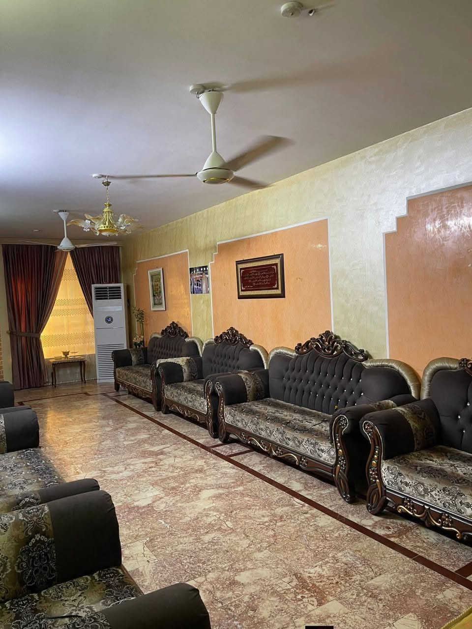 السلام عليكم
بيت للبيع المساحه 150متر الواجهة 7,5 النزال 20 يحتوي على الطابق الاول 
استقبال 10,5*3,5
مطبخ 3,5*4
غرفة نوم 3,5*5
هول داخلي 3,5*4 زائد حولي درج مع الصحيات 
الطابق الثاني 
ثلاث غرف نوم 3,5*5 زائد هول داخلي 7,5*4  زائد صحيات 
للاتصال على الرقم ***********
موقع البيت رئاسة المعلمين  امتداد شارع افران عراقنا  قرب انشائية سيد رسول
السعر 290 وبي مجال قليل
