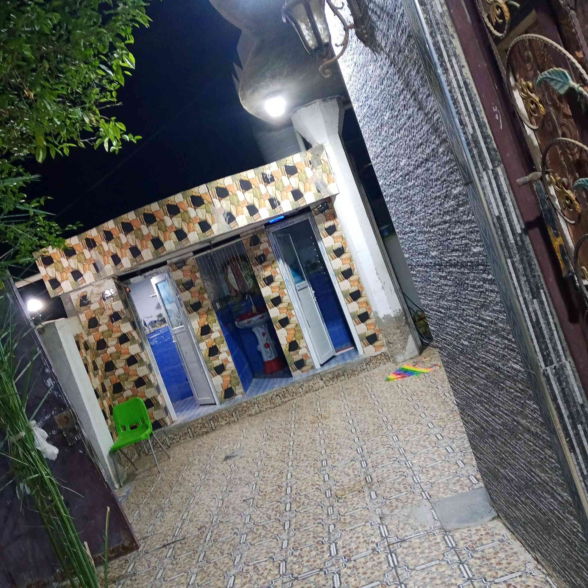 بيت البيع مساحة البناء ٢٣٠ كونكريت بناء طابوك بناء مهندس زائداً قطعه ارض مساحتها ٢٠٠ متر معا مشتمل ٧٥ متر حي الحسين قريب على السيطره الباشيه ويظا يقرب على عباس الربيعي البيت زراعي سند ٢٥ ‏‪***********‬‏. البيت عدد ٢ غرف نوم ٦+٦ صاله ٧+٧ مطبخ ٤+٥ ويضا صاله طابق ثاني ٧ +٦ وستقبال ٧+٦ مجمع صحيات بل داخل والخارج وتفاصيل آخرا
