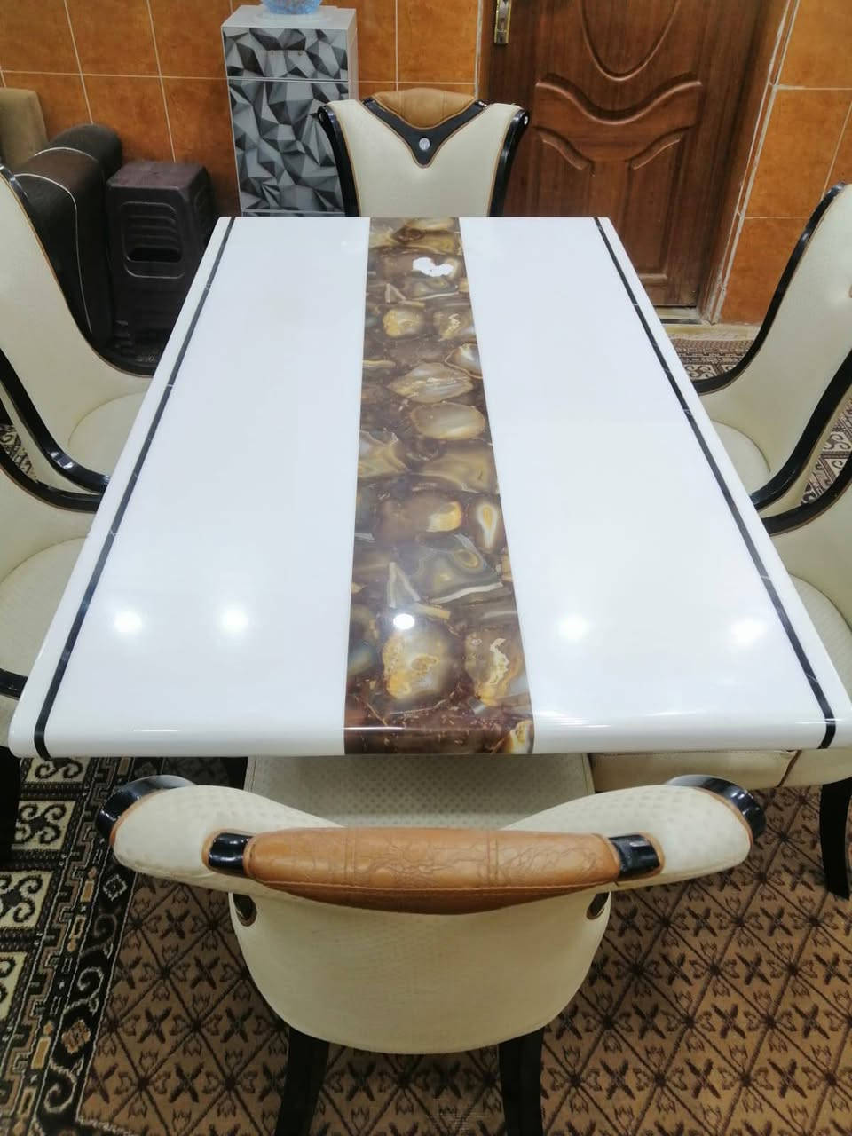 ميز طعام خشب تركي اصلي 6 كراسي كامل مستعمل اخو الجديد للبيع مو كلف بل نشر ***********
