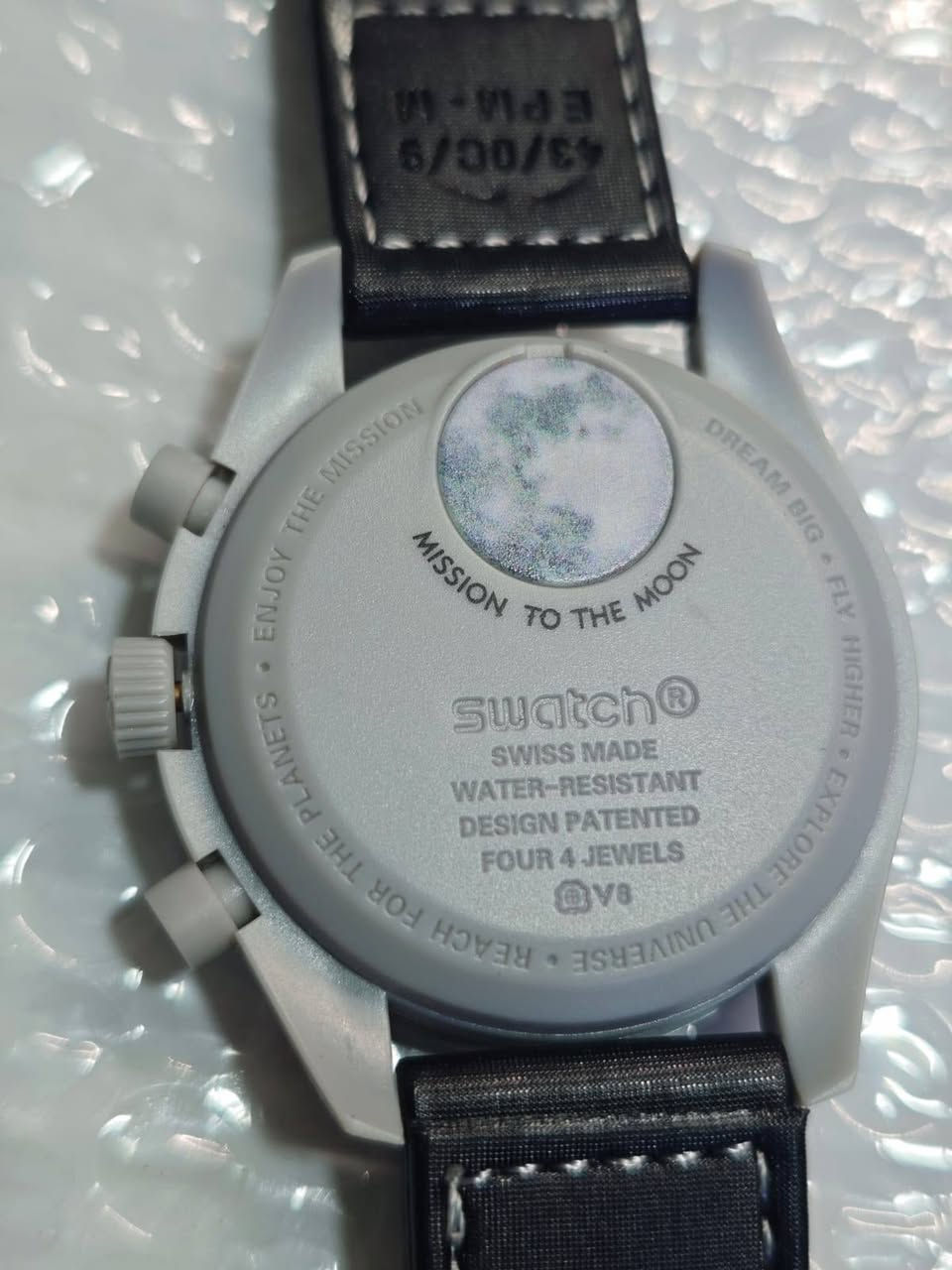هذه الساعة هي Omega x Swatch Bioceramic MoonSwatch Mission to Earthphase (طراز SO33M7


**إذا كنت صاحب هذا الإعلان وتريد حذفه لأي سبب، رجاءا أرسل رسالة إلى الدعم الفني**