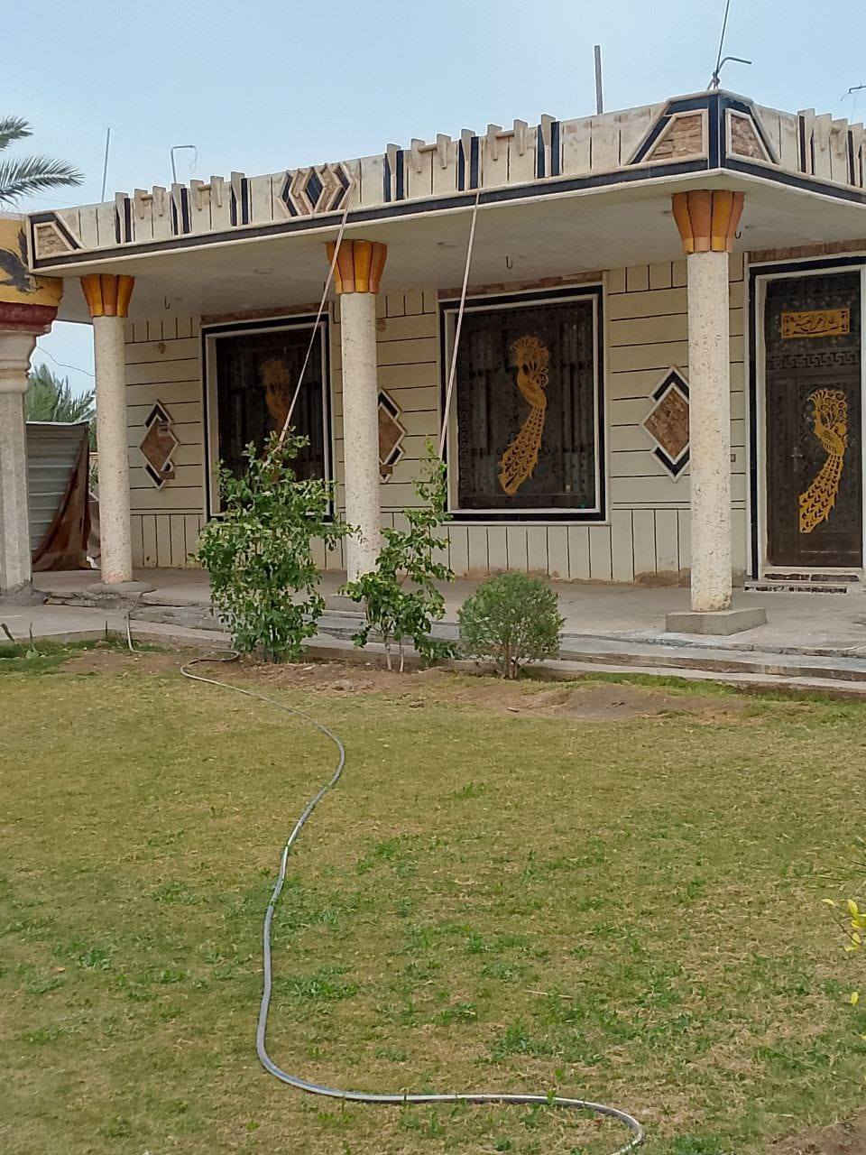 دار للبيع قرب جامعة بابل  منطقة الحكانيه  مساحه الدار والحديقه  1200متر الشراي يتصل بالرقم ***********
