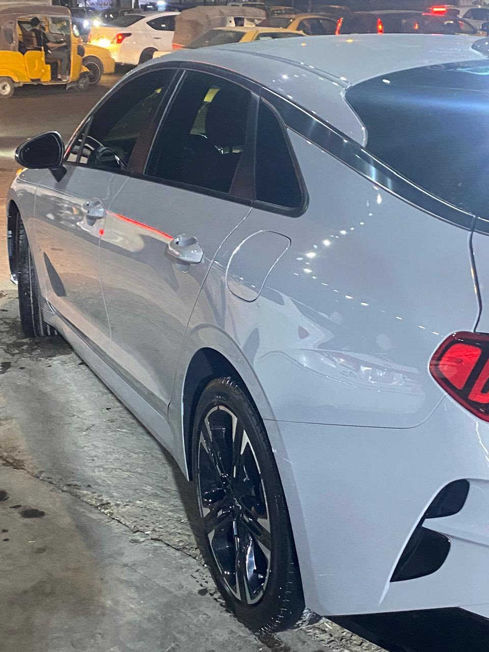 محرك 4 سلندر 2.5 لتر أو 1.6 تيربو (حسب الفئة)
 • قوة تقريبًا من 180 إلى 290 حصان (إذا GT تيربو)
 • قير أوتوماتيك 8 سرعات
 • دفع أمامي (وأحيانًا دفع رباعي ببعض النسخ)

🚗 المواصفات الخارجية
 • جنوط رياضية 18 أو 19 إنج
 • ليتات LED أمامية وخلفية
 • مرايا كهربائية مع طي
 • حساسات أمامية وخلفية + كاميرا خلفية
❌ بدون فتحة سقف (مثل ما ذكرت)

🛋️ الداخلية والراحة
 • مقاعد جلد (أحيانًا تبريد وتدفئة)
 • تحكم كهربائي بالمقاعد
 • شاشة وسطية كبيرة (10.25 إنج تقريبًا)
 • عدادات ديجيتال
 • تشغيل بصمة + دخول ذكي
 • مكيف أوتوماتيك مزدوج

📱 التكنولوجيا
 • Apple CarPlay و Android Auto
 • شاحن لاسلكي
 • نظام صوتي ممتاز (بعضها Bose)

🛡️ الأمان
 • نظام تثبيت السرعة الذكي
 • تحذير الخروج عن المسار
 • رادار أمامي + فرملة طوارئ
 • نظام النقطة العمياء

المديل 2024 رقم بغداد  السعر180$ وبيه مجال 
مكاني بغداد بلديات 
رقمي ***********
