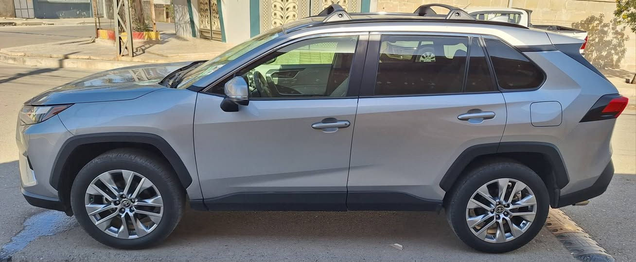 تويوتا - راف 4 - XLE بريميوم
* حجم المحرك: 2.5L 
* فتحة سقف
* بصمة تشغيل 
* صندوق شفط كهربائي 
* كاميرا خلفي
* هاند بريك بصمة
*  اوتو هولد Auto Hold
* رادار امامي (تحديد مسار)
* رادار جانبي (نقاط عمياء)
* نظام : Eco
* نظام : Normal 
* نظام : Sport
* كشن السائق كهربائي
كشنات جلد 
كشاف ضبابي
السعر:260$ بيها مجال قليل
رقم  الهاتف: ***********
مكان السيارة نينوى
حادث مبدل باب السائق اصلي بدون صبغ وبدون دواخل جاملغ معدل بارد ايرباك بردة فقط
