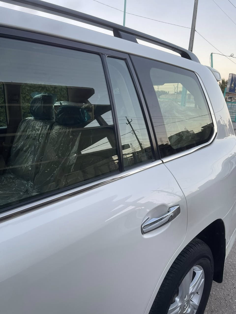 السلام عليكم
للبيع  لاندكروز  

     موديل.            2012     بريم 

رقم بغداد بسمي رقم إنكليزي وسنوية لل 2030 

مكفولة. 

 السعر      340 وبيهة مجال للطيبين 

المواصفات 

بصمة دخول

بصمة تشغيل 

تشغيل عن بعد 

فتحة سقف 

جلد اصلي 

كرسي كهرباء 

حساس امامي

حساس خلفي

زراك لايت 

كامرة خلفية

ويل 18 

فور ويل  4+4 

مانع انزلاق 

لد امامي 

لد خلفي 

داخل صاج ملكي 

لايت زنون 

سبعة راكب 

3 قطع تبريد 

لون صدفي 

شاشة اصلية 

تحكمات ستيرن 

مثبت سرعة 

محرك  6 سلندر 

مري شفط

مري قلاب عند الرجوع 

وباقي المواصفات المعروفة 

السيارة مكفولة من صبغ والضربة والتبديل 

محرك وكير شركة مكفولات 

حدادية جديدة وتايرات نضيفة تبريد ثلج 

مكاني النجف 

***********
