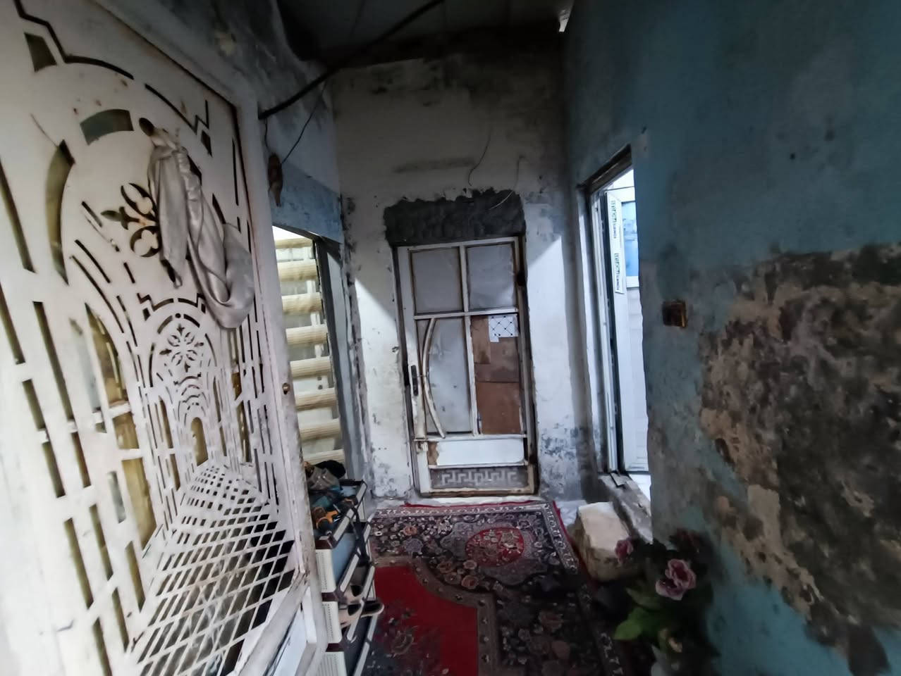 السلام عليكم ورحمه الله وبركاته
بيت بشارع ٨٠ قرب مسجد الرحمن قريب ع شارع العام 
مساحة ١٠٠ م بي غرفتين نوم وصالة وصحيات ومطبخ ومنور داخلي وخارجي مشمول بالتطويب وعدنة ورقة مجلس محافظة الأرضية كلها سيراميك للبيع ب١٤ مليون وبي مجال قليل فقط
***********
