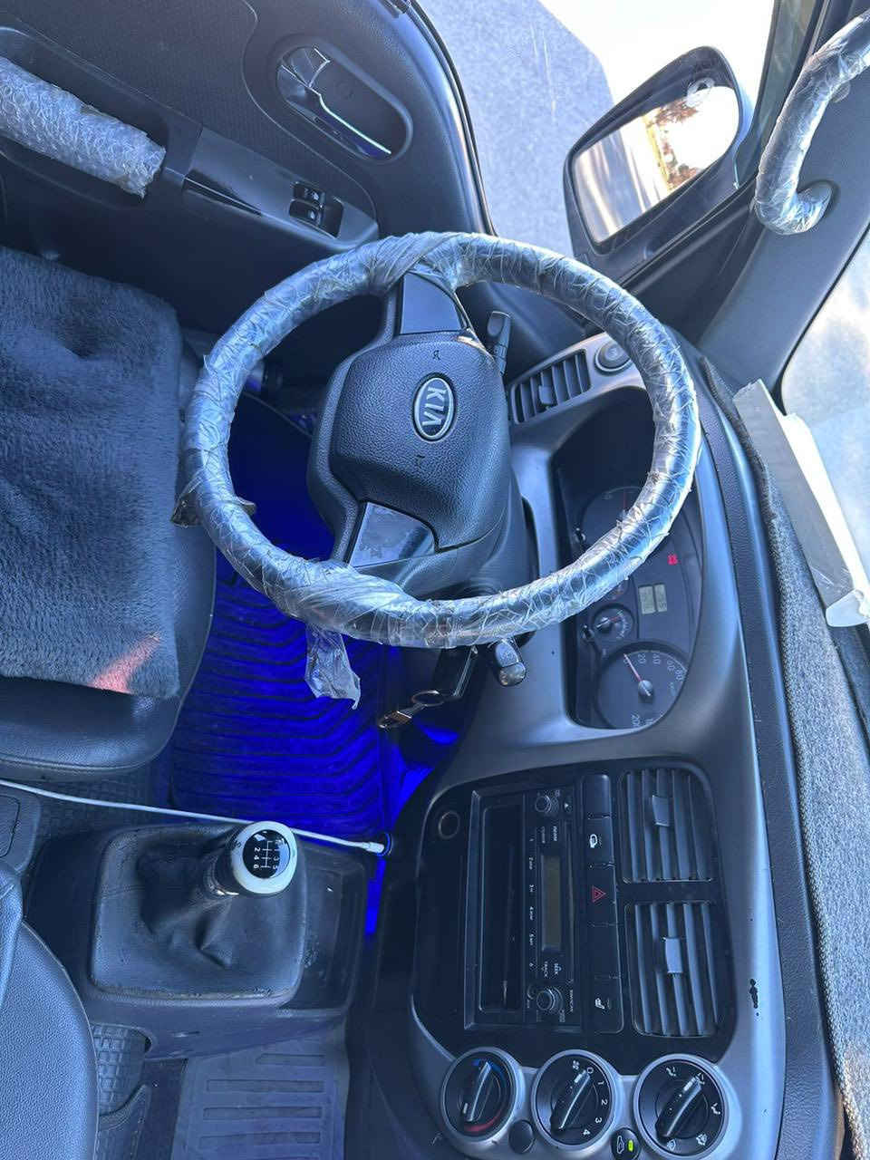 کیای‎ ٣٠٠٠ سۆپەر بؤ فڕۆشتن
‎مۆدێل ٢٠١١ بيلادی 
‎یەک بڕاوەیە و بڕاوەکەی بە شەرت ٢ دوگمەیە  
‎گێڕ و مەکینە و ئەکسل بەشەرتی نەکراوە مەکینە ٧ گێڕی 
‎سەیارەکە لە سلێمانیە
‎نرخی ٦٦ گەڵا و مەعامەلە
***********
