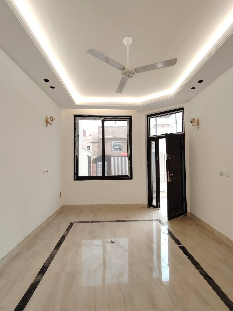 دار للبيع طابو ززاعي سند ٢٥
تحويل
الموقع نادر الاولى 
المساحة 200م
طابقين الطابق الاول غرفين نوم استقبال مطبخ كليدور مناور 2
جراج حديقة
الطابق الثاني ٣ غرف نوم واحد منهن سويت  كليدور مجمع صحيات 
للاستفسار .
اتصل بالارقام التاليه 
***********
***********
موقع المكتب حله نادر الاولى الشارع الرئيسي مقابيل دائره اتصالات بابل 
مكتب علي السلطاني للعقار
3
