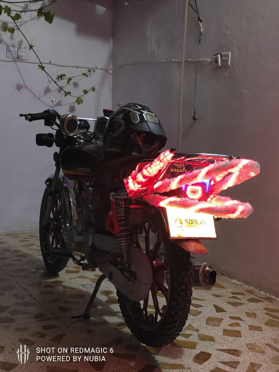 السلام عليكم للبيع سيفان 24 ما بيه اي نقص شغل وطلع الموشراي لا يتعبني السعر 700وبيه مجال للستفسار الرقم ***********
