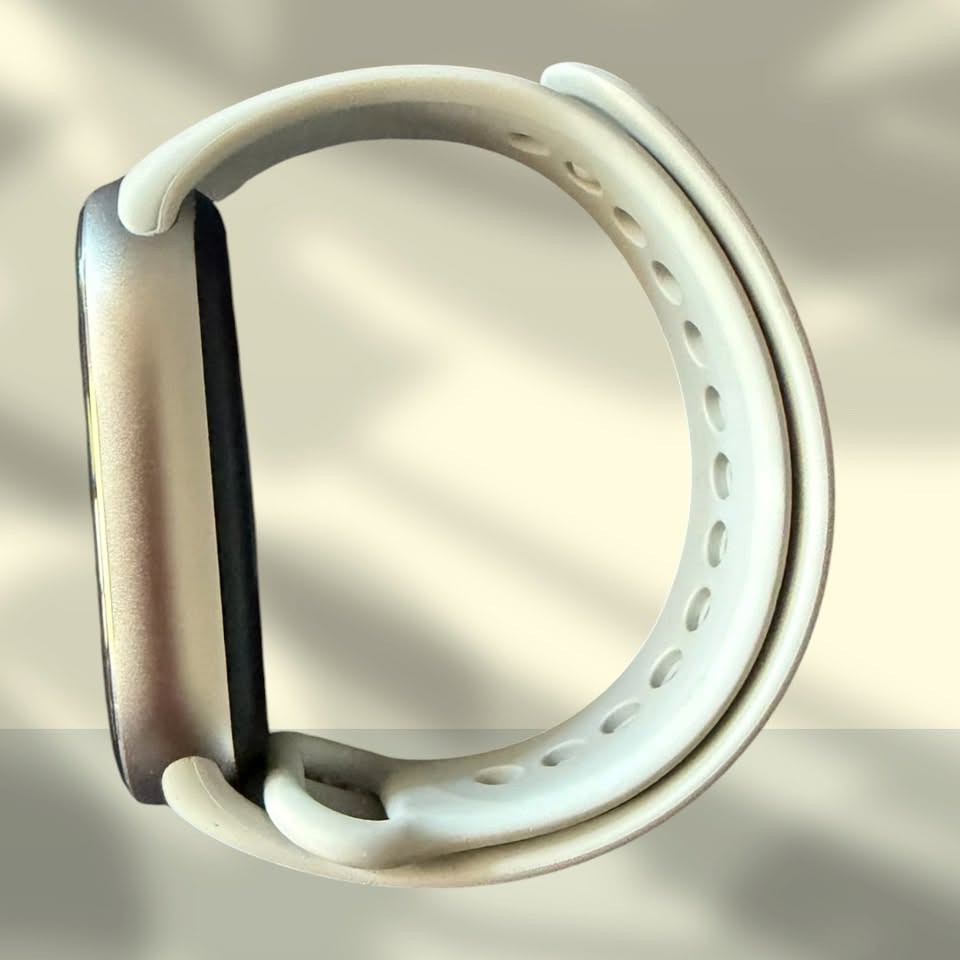 شاومي باند 9
(Xiaomi Band 9)
 الحالة: شبه جديدة (نظيفة جداً كما موضح بالصور).
 الشاشة: AMOLED سلسة وسريعة، وواضحة جداً تحت الشمس.
 البطارية: تطول وتدوم حتى 21 يوم بالشحنة الواحدة.
 المميزات: تدعم لغة عربية كاملة، قياس النبض والأكسجين، وتتبع النوم والرياضة.
البرنامج الخاص فيها يدعم آبل واندرويد 
 الملحقات: الشاحن والعلبة الأصلية.
شرط الفحص 
🔴 السعر:35 (وبيها مجال بسيط ) 
بغداد البلديات 
***********
