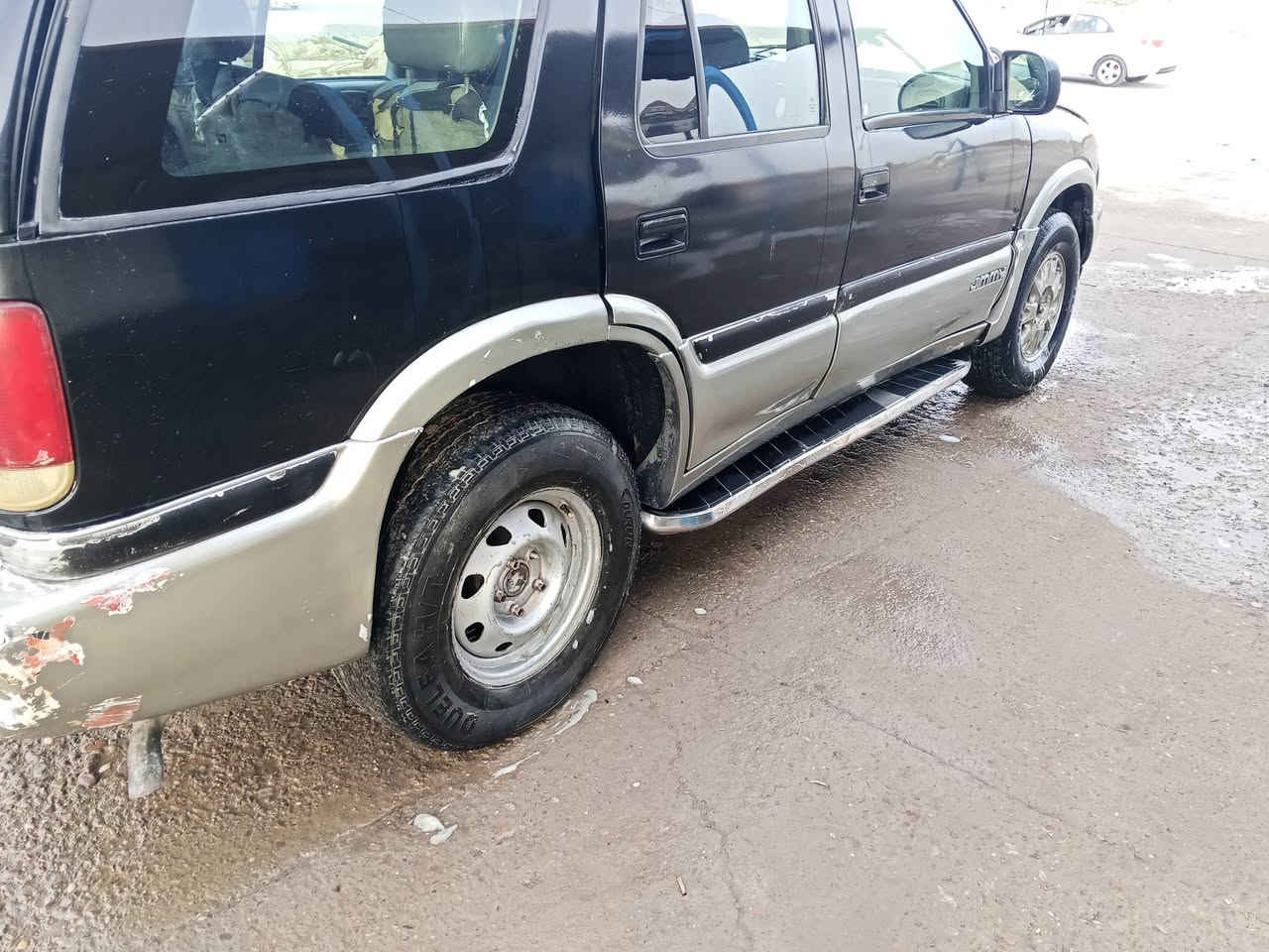 السلام عليكم ورحمة الله وبركاته سيارة جمسي محور كير ومحرك في فتي سياره رقم بغداد موديل 2000شرط التحويل وال وكالة  مراوس بسيارة حسب القناعه مكاني صلاح الدين بيجي رقمي ***********  السعر 50وبيه مجال وكل نقص مابيها كل الصورة جدامك
