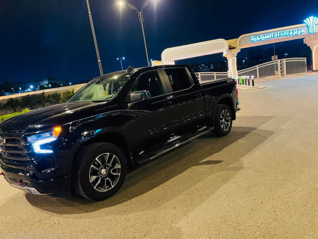 سلام عليكم
شوفرليت سلفرادو لون اسود
موديل 2023
سيارة 4×4 فورويل 
باب طويل بدي قصير المرغوب 
باب البدي قطعتين درج كهرباء
جامه عل بدي كهرباء
موصفات LT 
تحديد مسار
رادار امامي 
مانع تصادم امامي

Apple carply wireless 
Android auto wireless 
تدفئة مقاعد 
تدفئة ستيرن 
كروز سرعه تفاعلي 
بيه نظام WIFI 
تشغيل عن بعد 
فتح قفل ذكي بدون مفتاح 
لايت auto beam ذكي
محرك 2.7 تيربو المرغوب 
كفر حوض جلد اصلي

و بعد بيه هواي موصفات خير و بركة 
السيارة رقم بغداد باسمي

ماشية 20000 ميل 
 بدون تبديل او صبغ 
تبديل دعامية 
بيها بارد وتكحيل بسيط
***********
السعر 325 وبيها مجال
