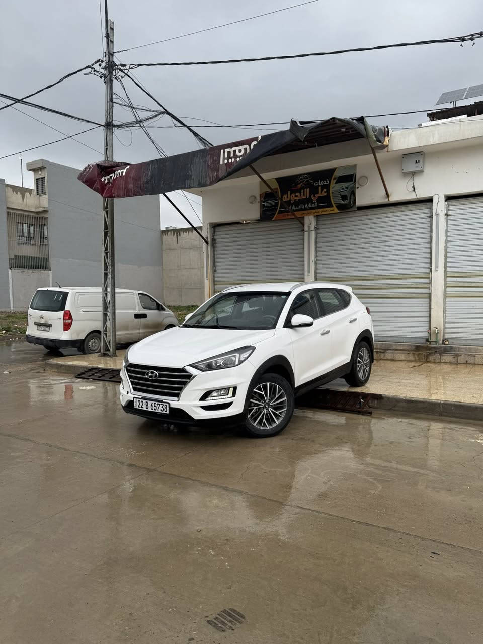 للبيع هيونداي توسان 2020 وارد كوري 🇰🇷
سيارة نظيفة جداً واستعمال مرتب ✨  
فول مواصفات ما عدا البانوراما

▪️مكينة 2.0 DOHC قوية واقتصادية  
▪️لون أبيض لؤلؤي 🤍  
▪️ماشية 100 ألف كم فقط

المواصفات:
✅ تشغيل عن بعد  
✅ بصمة تشغيل وبصمة أبواب  
✅ مقاعد كهربائية  
✅ تبريد قطعتين  
✅ شاشة لمس + كاميرة خلفية  
✅ حساسات أمامية وخلفية  
✅ وضعيات قيادة Sport / Eco / Comfort

الحادث:
بابين صبغ جهة السايق + بارد بسيط فقط

📍الموصل  
💰السعر 180 ورقة وقابل للتفاوض للجاد

للأستفسار : *********** واتساب 
***********

سيارة جاهزة للاستخدام وما تحتاج مصرف 💎💡
