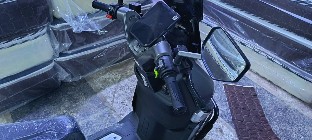 دراجه جديده استعمال يومين
⚡ دراجة الصاعقة الأصلية 2026 ⚡
من الريان RAYAN TAILG 
⚙️ ملف رياضي 2000S 
🔋 أصلية من ماركة TAILG العالمية
🔋 38 أمبير – 72 فولت
🖐️ بصمة عدد (2)
📡 تشغيل عن بُعد
🚨 نظام إنذار متكامل ضد السرقة
🛑 بريك دسك هيدروليك
🛞 دبلات أمامية وخلفية هيدروليك ناعمة 
🏎️ سرعة حقيقية تصل إلى 80 كم/س
🛣️ مسافة مقطوعة من 70 كم إلى 100 كم
(حسب السرعة – الوزن – أسلوب القيادة)
🛞 قياس 12 إنج – 12/90/90 ثبات عالي على الطريق
📺 شاشة كبيرة لعرض
✔️ السرعة
✔️ الرحلات
✔️ نظام عرض الأعطال
💡 لايت LED أمامي عالي الوضوح مع رماش
💡 إشارات جانبية رباعية بتقنية LED
💡 إضاءة جانبية وأمامية أصلية من TAILG
💡 باك لايت LED 
♻️ نظام إعادة الشحن عند استخدام البريك TTFR
🛋️ كشن سياحي كبير لشخصين
🎒 مساحة تخزين كبيرة تحت الكشن
العنوان ساحه عدن
السعر مليون و١٥٠
رقم الهاتف
***********
