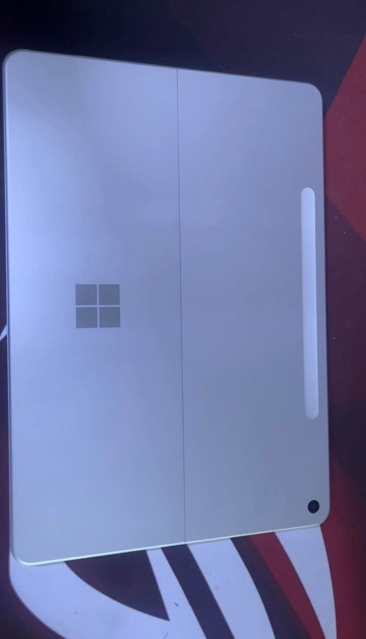 :مايكروسوفت سيرفس برو 12 - الإصدار الأول (Snapdragon X Plus)
المواصفات:

· الموديل: Microsoft Surface Pro 12 (1st Edition)
· الشاشة: 12 إنش
· المعالج: Snapdragon® X Plus (أداء قوي وكفاءة عالية في استهلاك الطاقة)
· الذاكرة العشوائية (RAM): 16 جيجابايت
· مساحة التخزين (SSD): 256 جيجابايت
· اللون: بلاتينيوم
· SKU: EP2-33670
￼
السعر: [1,200,000] بيه مجال بسيط جداً 
رقم الهاتف : [‭***********‬]
