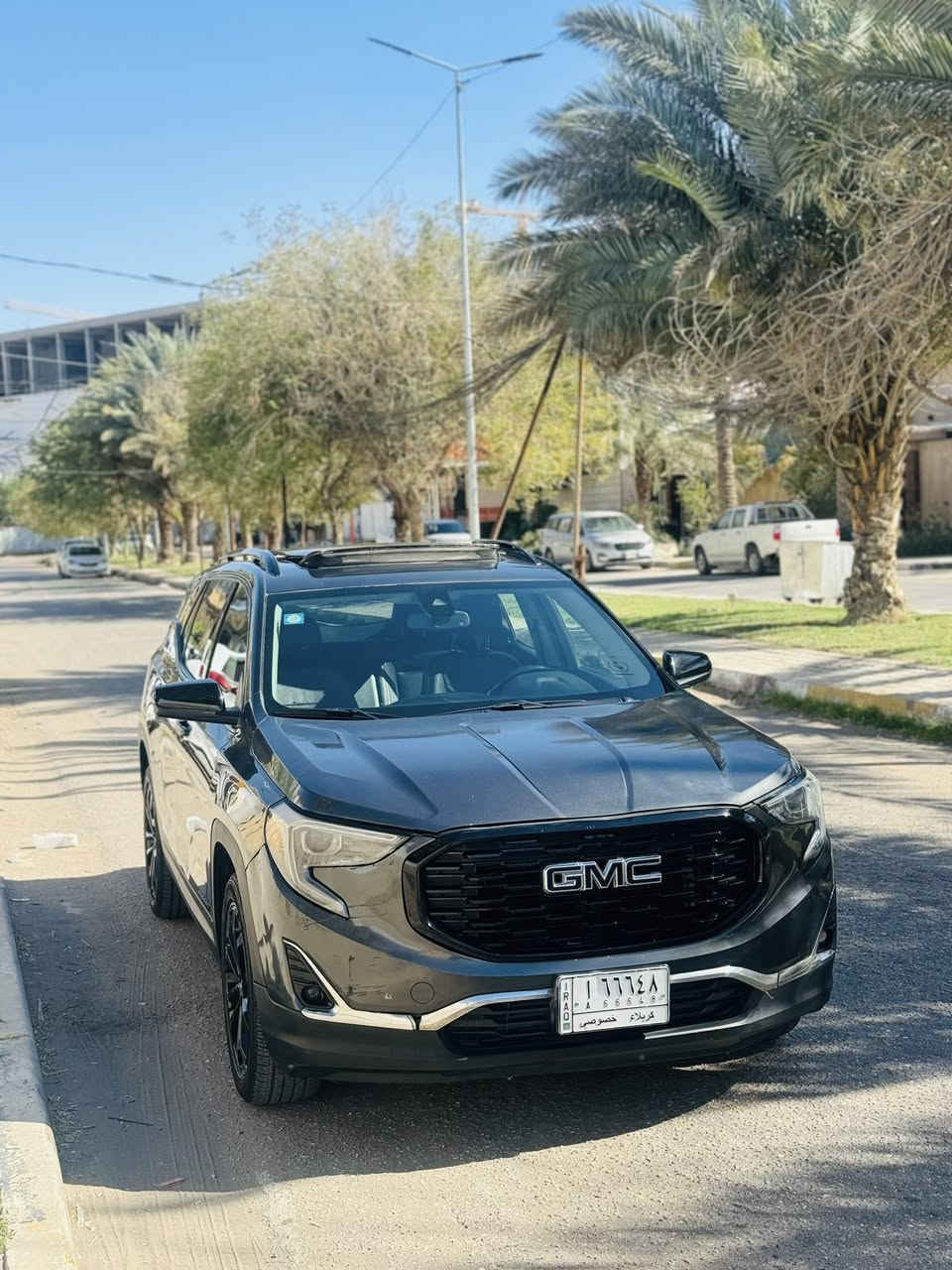 السلام عليكم GMC تيران 2021 فول مواصفات  
مواصفات الدينالي بس محرك 1500 تيربو 🚀 
بلاك توب
فتحة سقف بانوراما
بصمة تشغيل وابواب 4
جنطة كهرباء جكات وشفط
كشنات جلد مع تدفئة وتبريد كشن 
كراسي كهرباء السايق والعبري
سماعات بوز انفنتي مع دمام 🔊 
ويل كب 20 اسود
رادار امامي وجانبي وخلفي
كامرة دوارة 360 درجة مع حساس خلفي
فور ويل 4/4 
رقم كربلاء بأسمي تحويل مباشر
محرك وكير وتبريد وتخم تاير وحدادية كلة جديد وجاهزة من كل النواحي
حادثهة نص جاملغ امامي وربع البنيد بدون اي دواخل شاصي ولغد وراديترات كلة بلادي فقط قطعتين
عنوان السيارة كربلاء
السعر 168 وقابل للتفاوض
للأستفسار ***********
