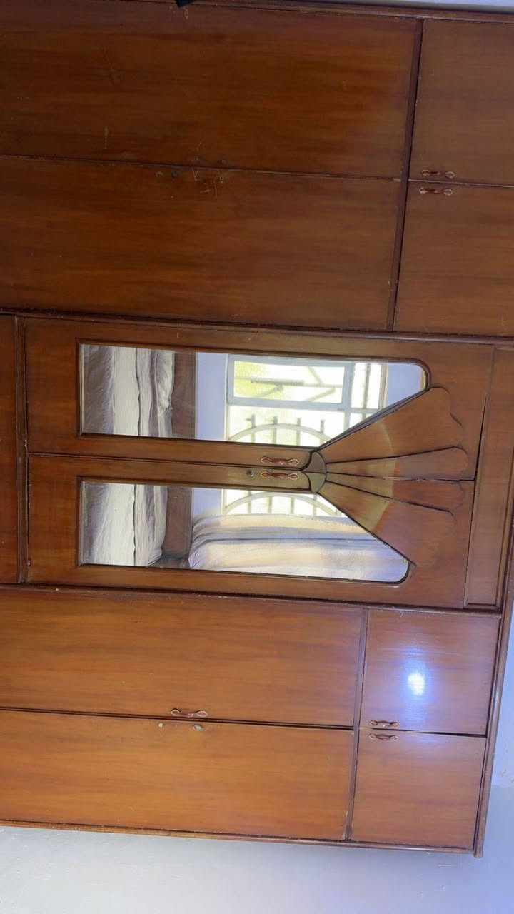 سلام عليكم عندي هاي الغرفه للبيع خشب صاج كولش قويه بس الكنتور بيه ملاحضه بسيطه تجي وتشوف وتقتنع وتاخذ السعر 450 الف وبيه مجال بسيط للطيبين العنوان حي جهاد ديوان اصيل رقم الهاتف يوجد اتصال و واتساب
***********
