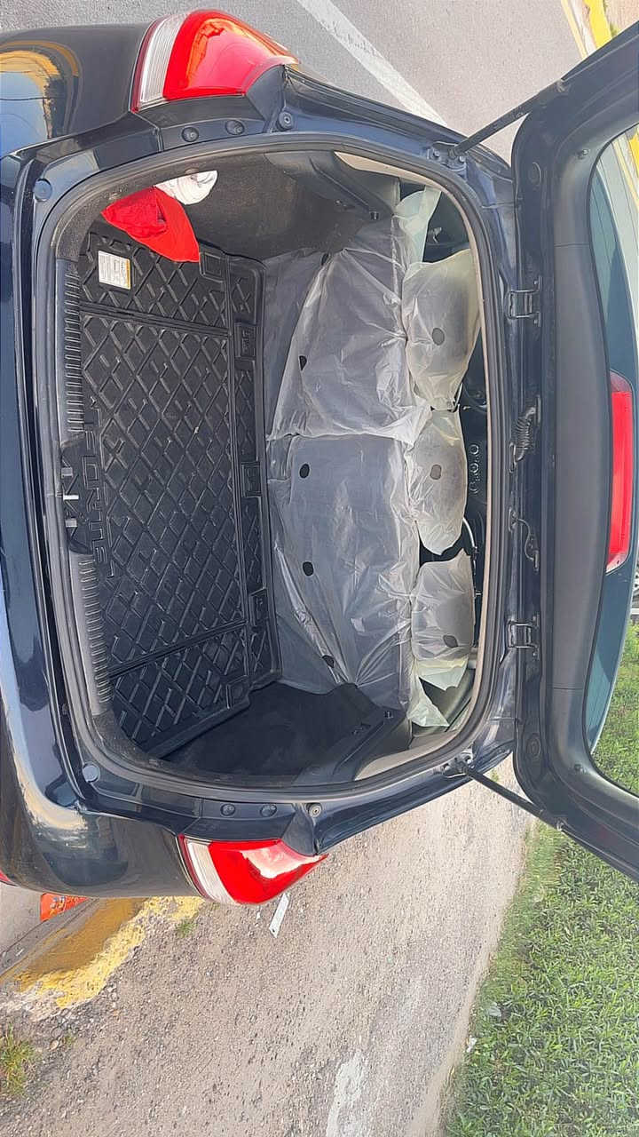 سلام عليكم 
للبيع كيا فورتي هاتشباك موديل 2017 اللون كحلي السياره الحمدلله مناقصهه اي شي كير AT وتبريد ثلج ميفصل كله مكفول صدر جديد تايرات جديده باتري جديد كلاص فيتبم كامل جديد السياره بلكات جديده اصليه ادامه كامله مناقصهه اي شي تشغل وتطلع ومتصرف عليهه دينار.السياره حادثهه بنيد وشويه من الجاملغ مكفوله من اللغود والشواصي وبيهه بامريكا صبغ بس كلير باب السايق والوراه بس مو حادث فقط صبغ كلير بدون معجون.
مواصفات السياره داخل جلد ابيض واسود اشاير مري تحكم ستيرن كامل جهتين بلوتوث aux السياره مواصفات عاديه بس الحمدلله مناقصهه اي شي وسياره مال بيت متصرف عليهه دينار ماشيه 95 الف مكاني بغداد العامريه .
السعر 105 ورقه وبيهه مجال بسيط والسوك كلشي بي بس السياره نظيفه ومتعبانه، واعتذر علاطاله
***********
*********** بغداد, العراق
