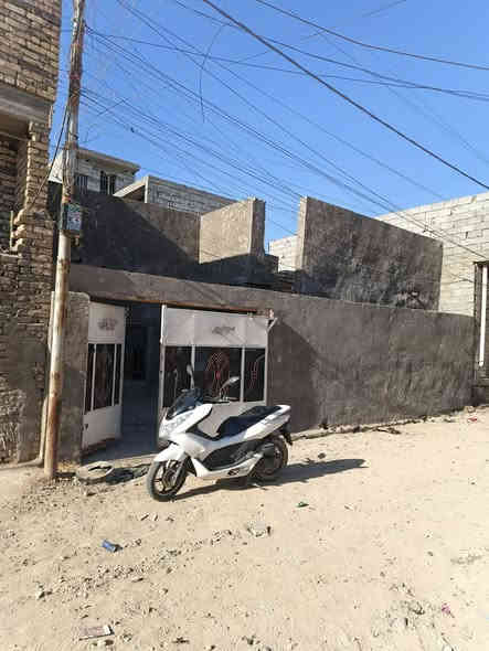 سلام عليكم بيت للبيع مساحه 100م 10م في 10م مثل ما موضح امامكم موقعه على فرعين قريب على الفرن الي بدايت شارع ابو احمد يحتزي على ستقبال +غرفه +حمام +تواليت حوش كلش واسع سقف ستايكر للستفسار اكثر اتصال على *********** بغداد سبع قصور
