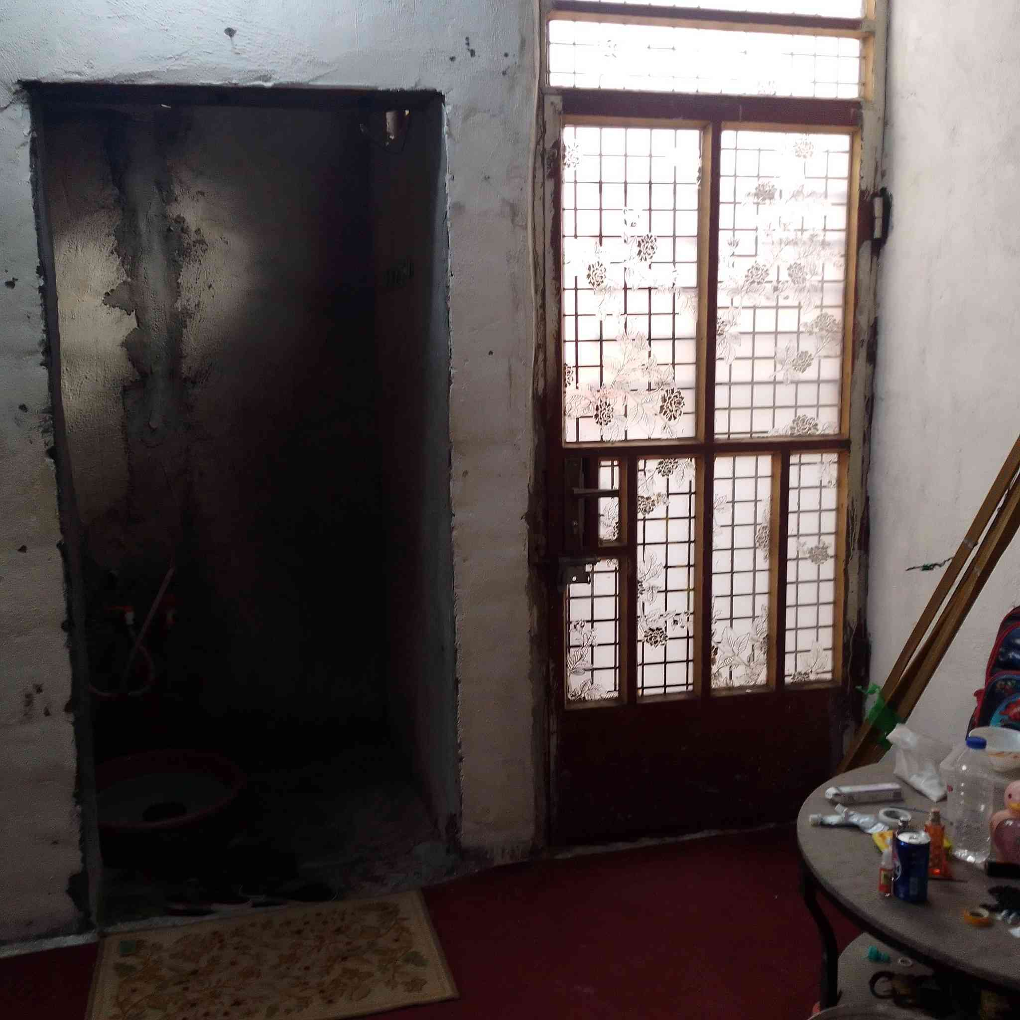 دار للبيع المساحه 90 متر يتكون الدار على استقبال ومطبخ وصاله وغرفه نوم وحمام وترك  موقع الدار حي الشهداء مقابيل التصنيع اي استفسار على هاذه الرقم *********** واتساب والمازنجر مفتوح
