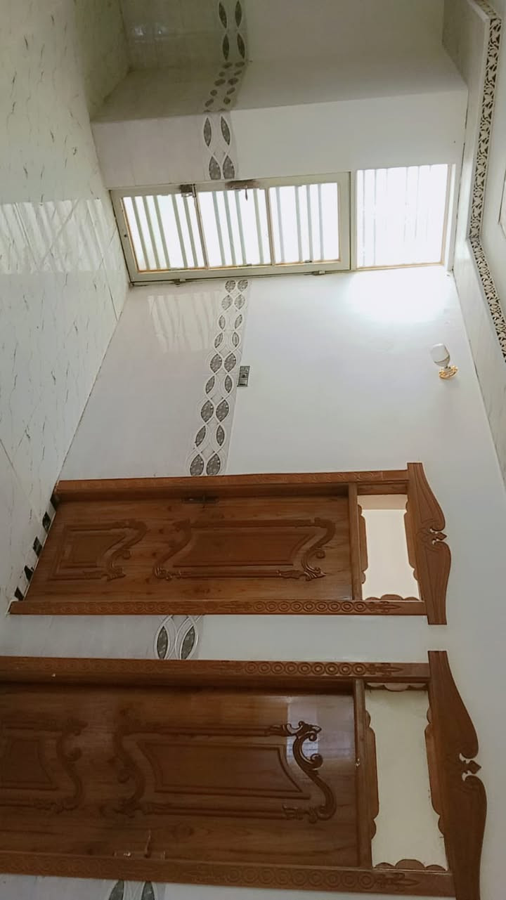 للبيع 🏠  بيت المساحة 200م
يحتوي 2 غرف ومطبخ  وصالة وأستقبال 8*4 
صحيات 2 
الموقع 📌 شارع الصب عمود 314 مقابل ملحق قرية الغدير
المساحه 200 م ركن شارعه 20م
السعر 75 وبي مجال  
للتواصل *********** 
***********
