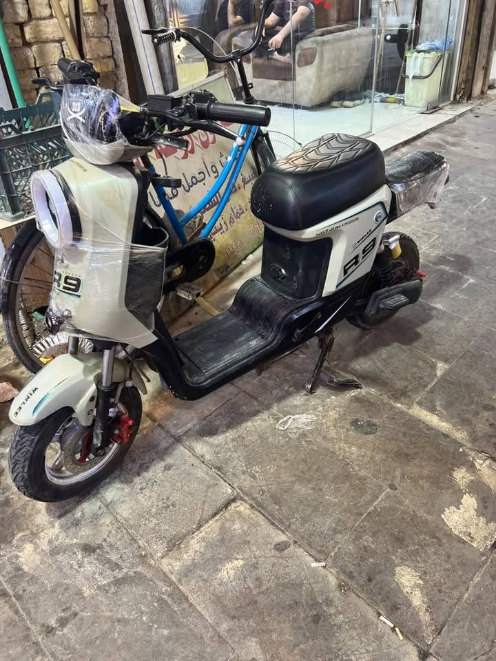 دراجه شحن R9 للبيع +5بطاريات صار 10ايام من خذيته السعرر 500 وبيهه مجال شراي يجي خاص  وهاذ رقمي للتواصل ***********كامله المواصفات كلشي شغال بيه
