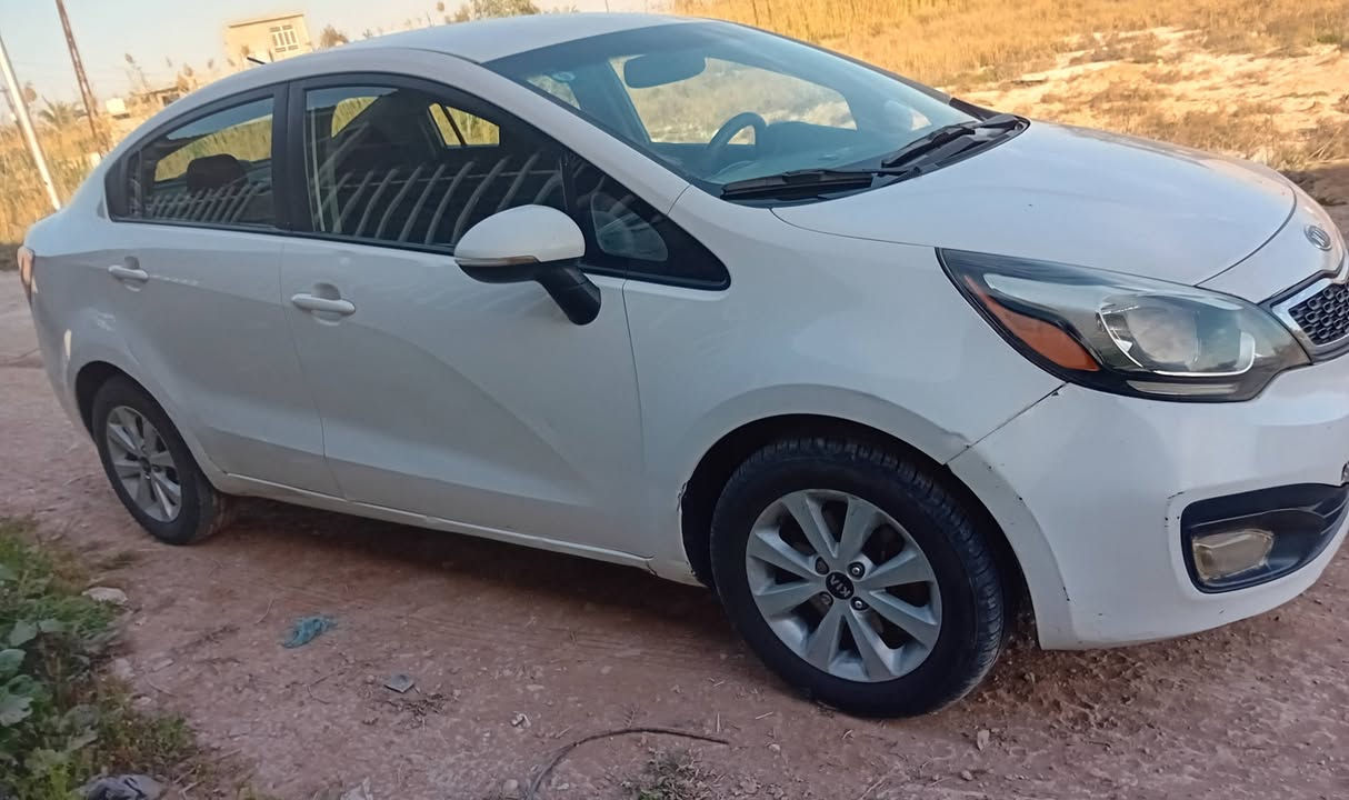 كيا ريو للبيع موديل 2012 سيارة جديده صبغ قطعتين فقط السنويه جديده رقمها ديالى  السعر 93  وبيها مجال العنوان ديالى الأسود ***********
