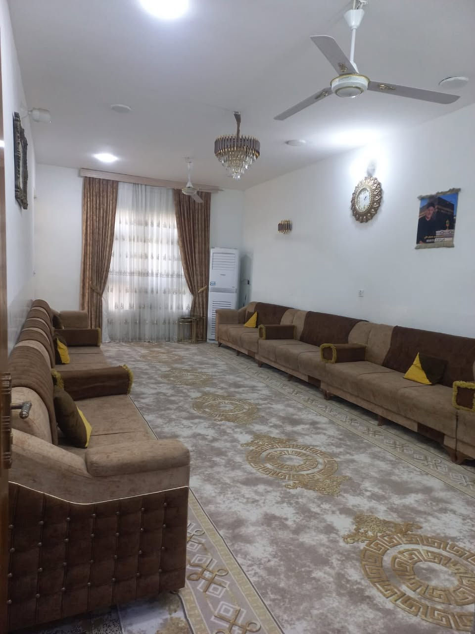 أكيد، هاي كليشة مرتبة وجاهزة للإعلان:

🏡 للبيع بيت سكني مميز 🏡

📍 المساحة: 450 متر
📏 الواجهة: 11 متر
📐 النزال: 41 متر

🔹 تفاصيل البيت:
✅ الطابق الأول:

* مطبخ
* استقبال
* صالة
* صحيات
* غرفتين

✅ الطابق الثاني:

* غرفتين
* صحيات

🌿 الحدائق:

* حديقتين أمام البيت
* حديقة خلف البيت

📞 للاستفسار والتواصل:
0774 708 4177

✨ بيت مرتب ومناسب للسكن العائلي،
