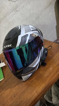 خوذه مال امزون دبل ابطانه قياس L وتلبس M اصليه بيها سماعات جامه الاصلي...